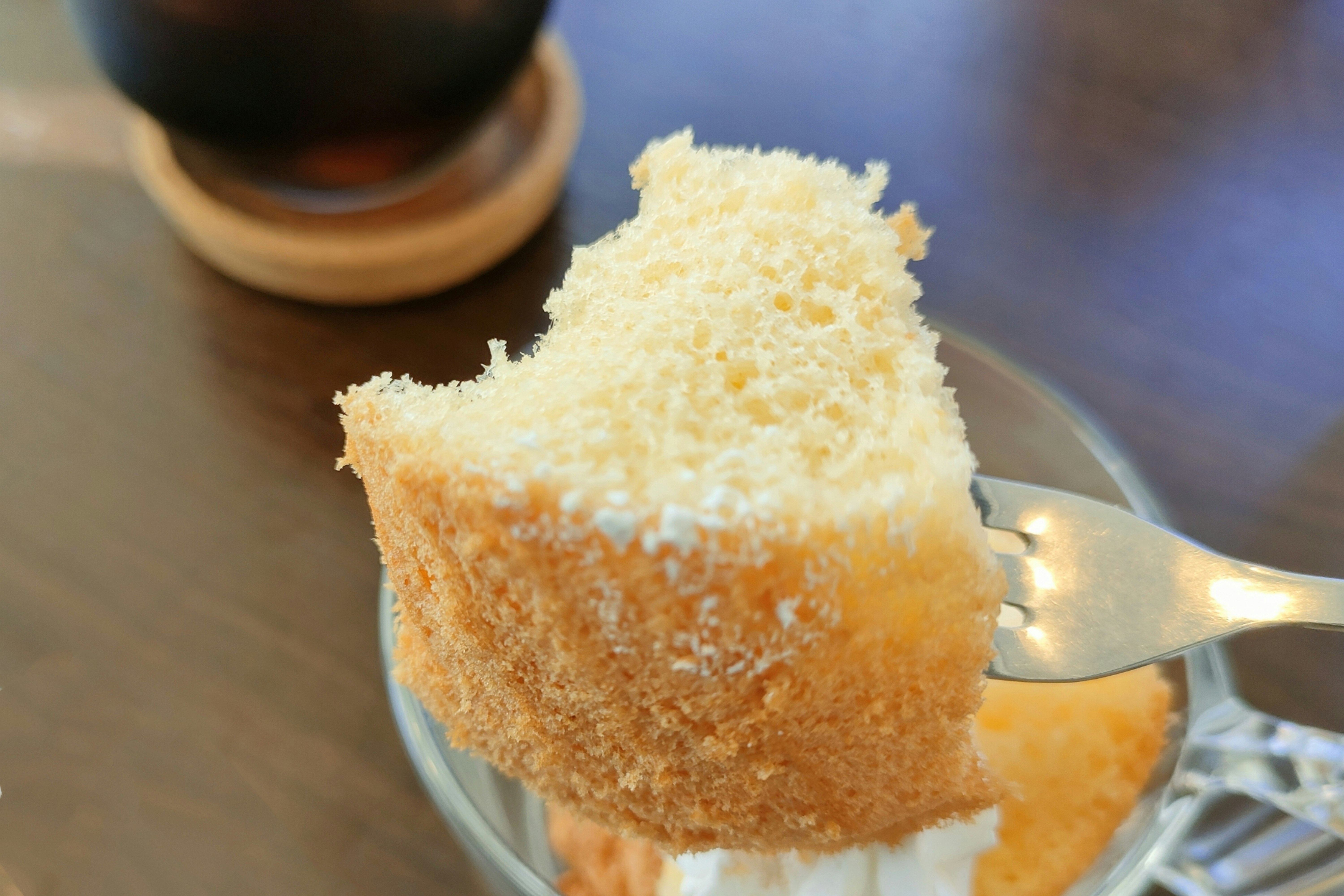スプーンですくったふわふわのスポンジケーキ