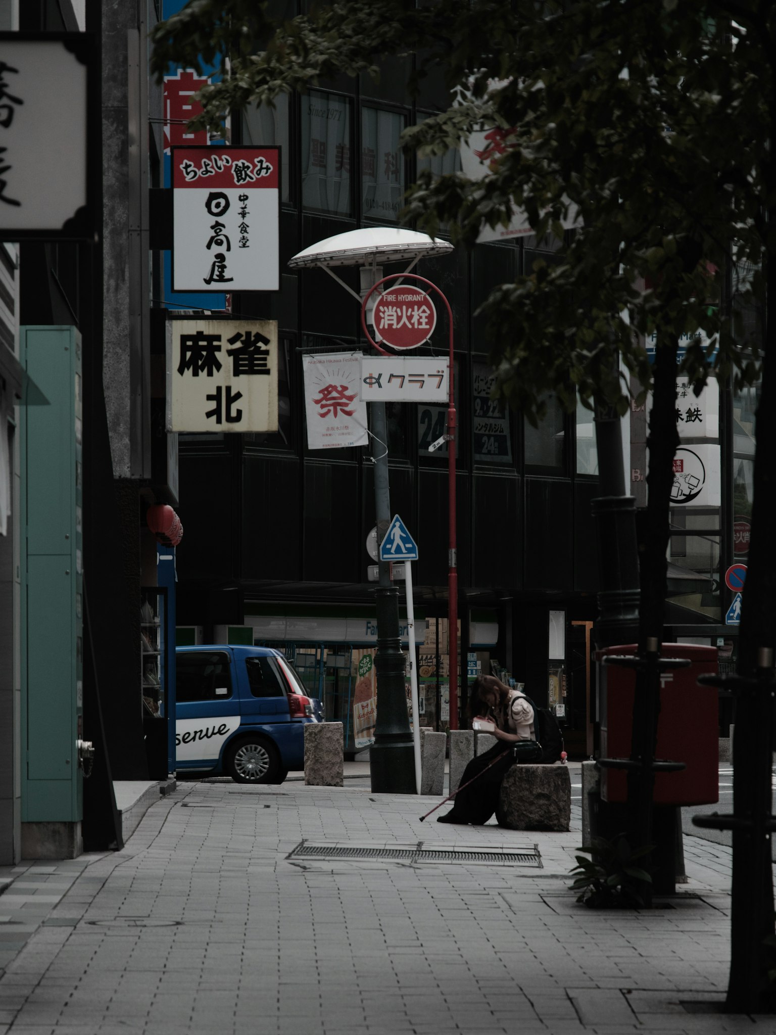 Esquina tranquila en Tokio con letreros y farolas