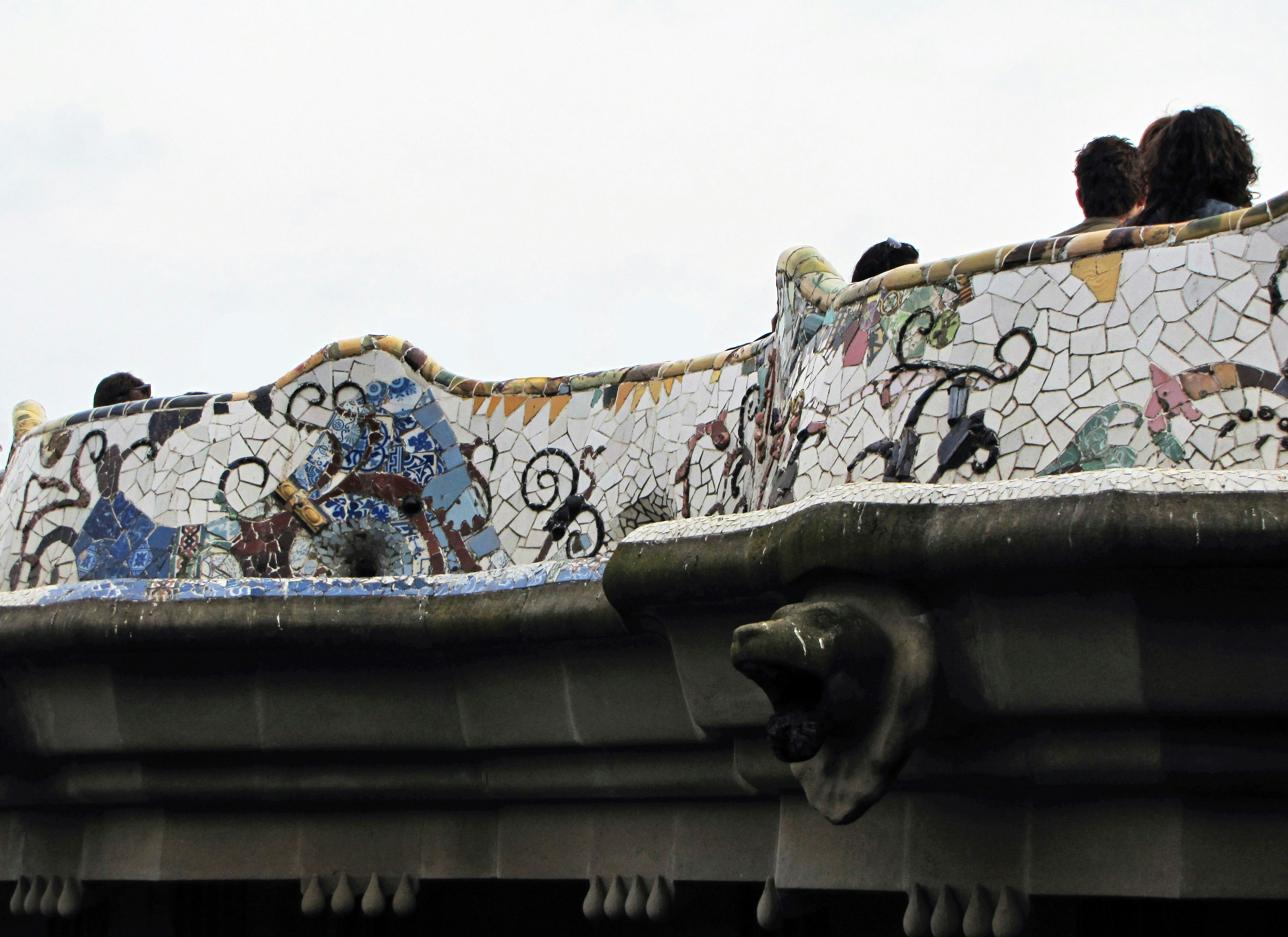 pont extérieur avec mur en mosaïque et garde-corps
