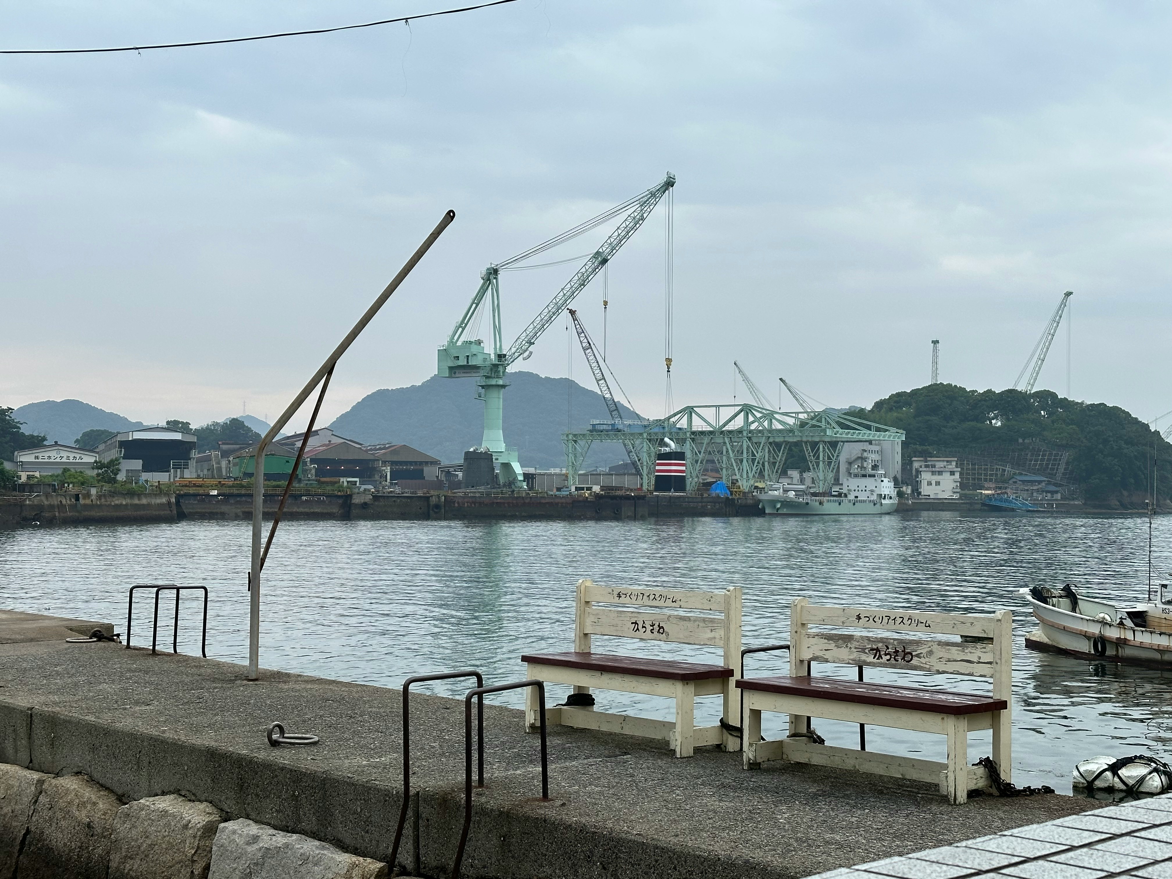 尾道の港で作業船とクレーンが見える海辺の風景