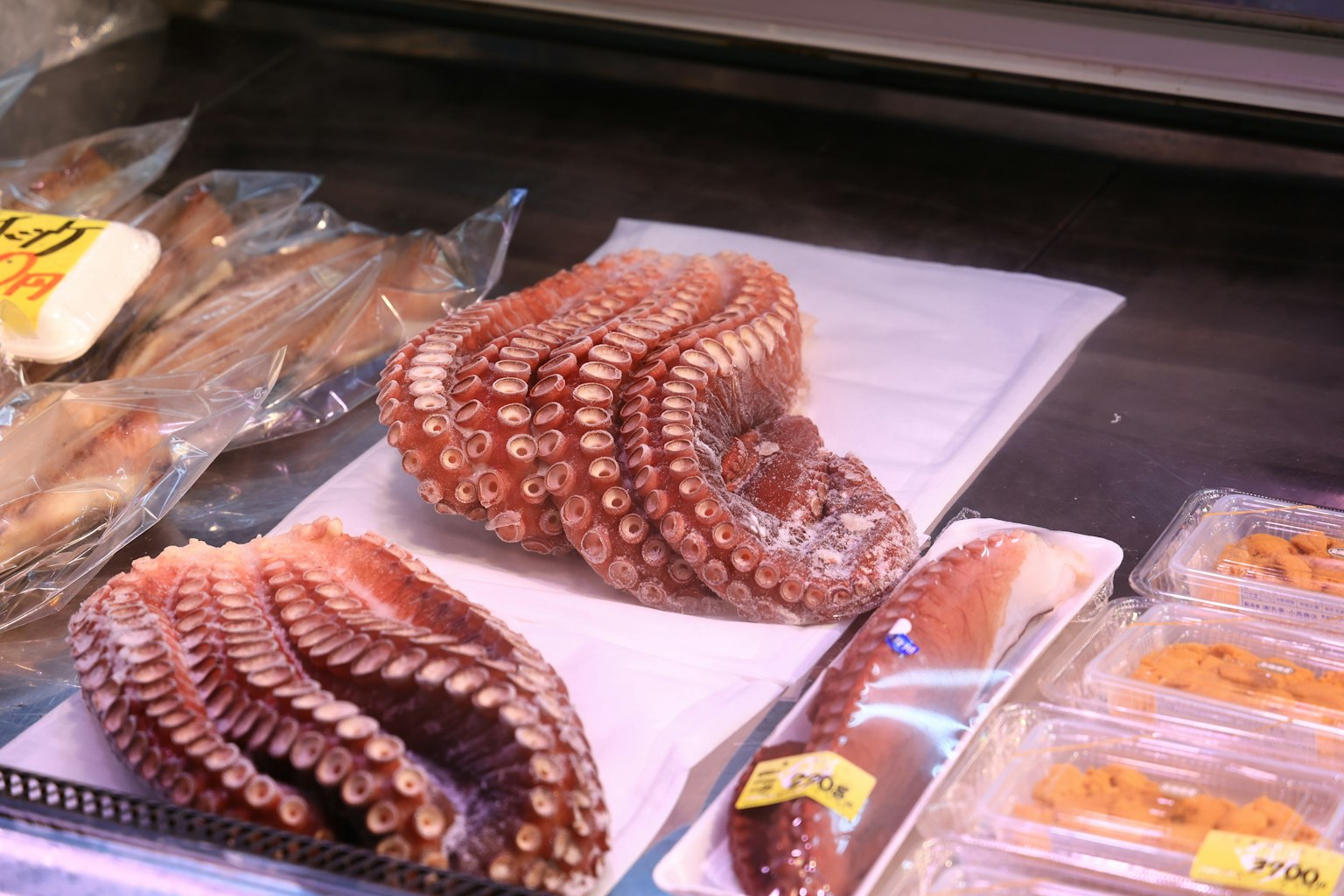 Pulpo fresco expuesto en un mercado de pescado