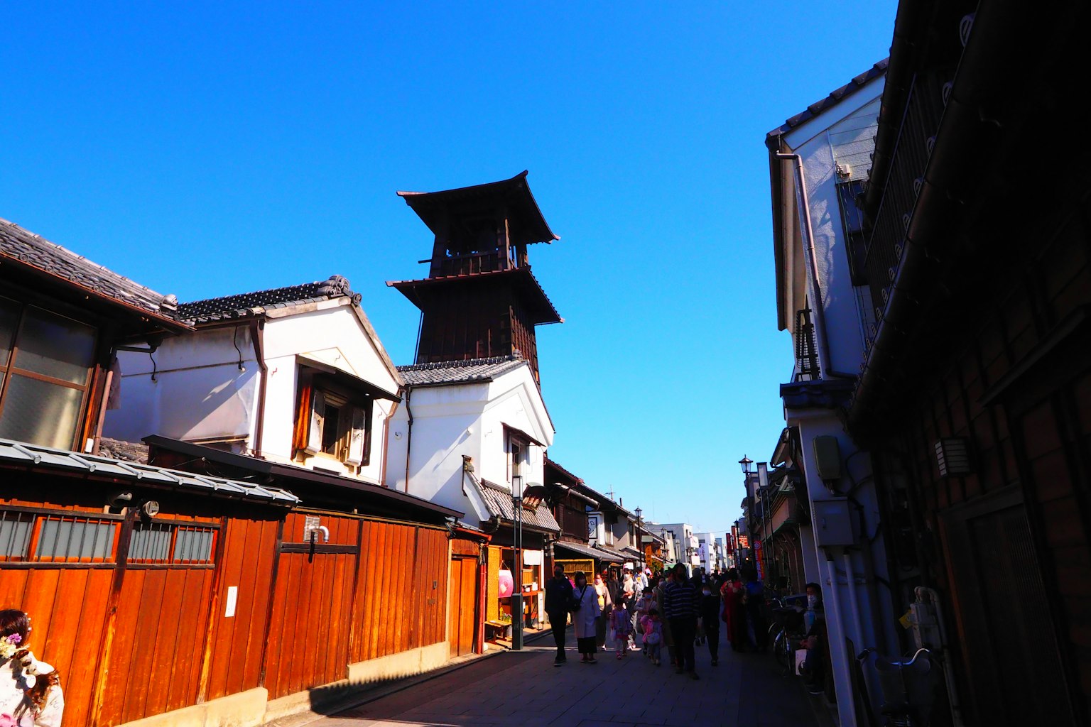 Scène de rue japonaise traditionnelle avec une horloge sous un ciel bleu clair