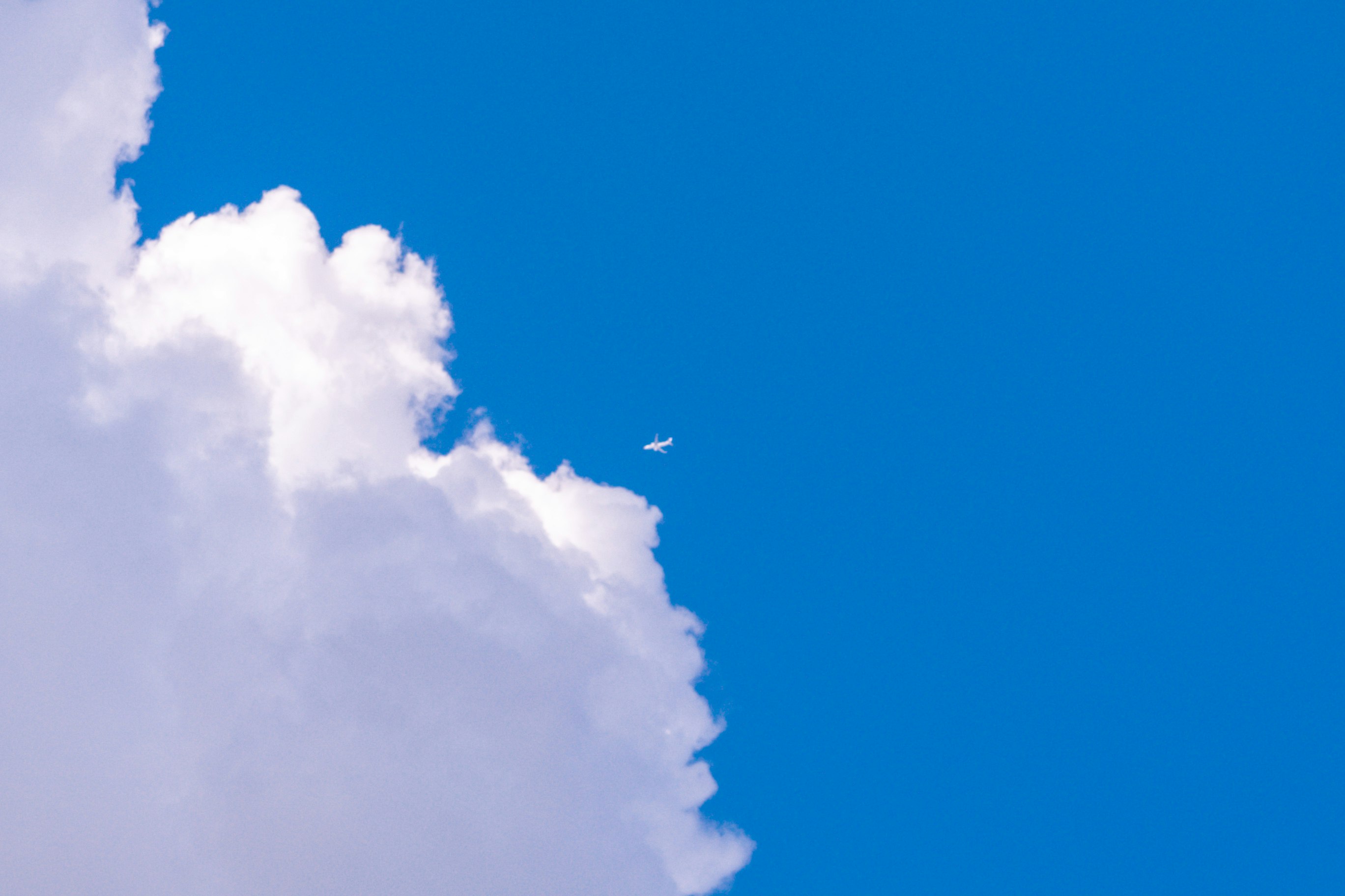 青空に浮かぶ大きな雲の塊