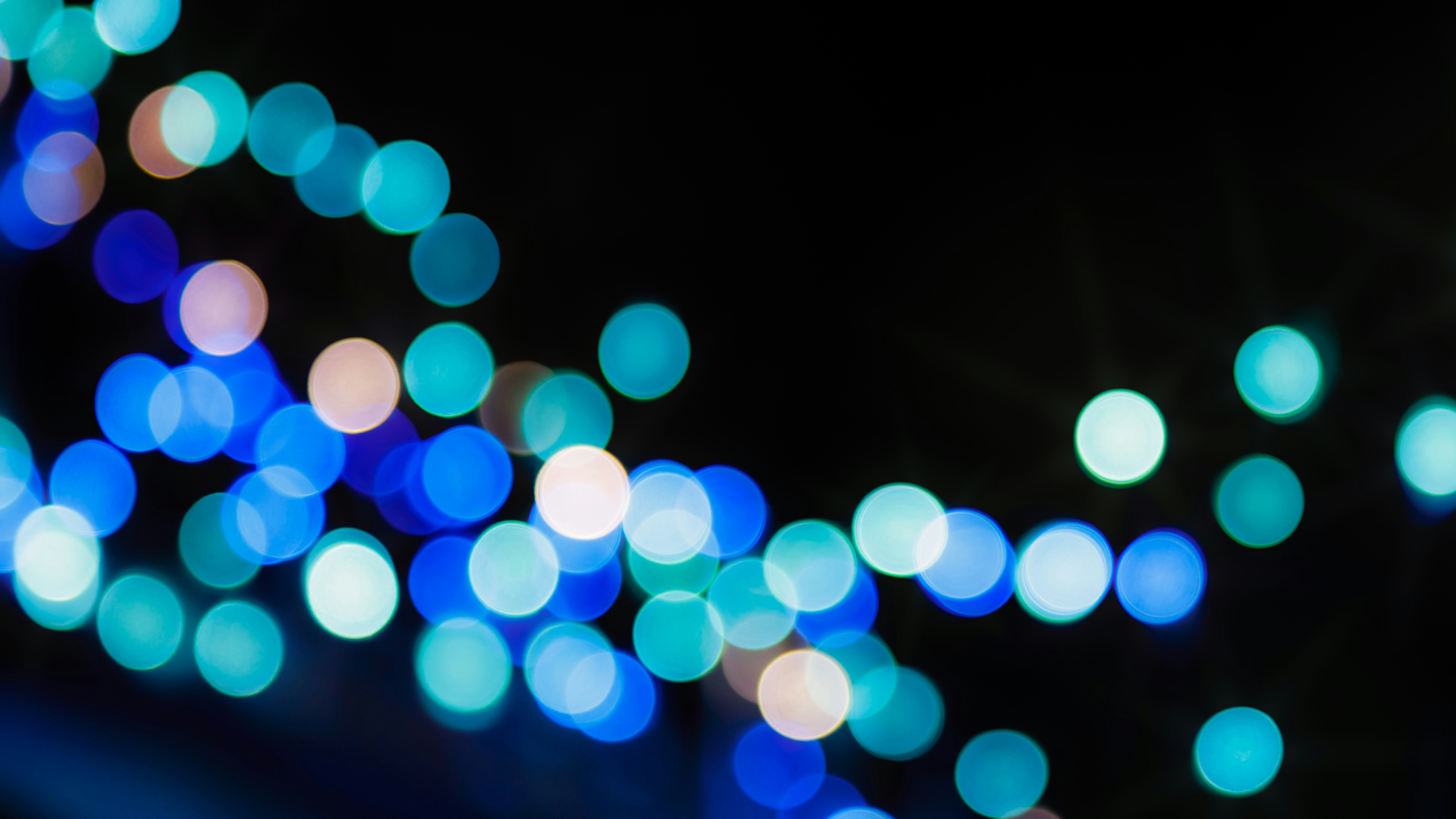 夜の街の光がボケて広がる幻想的な光景