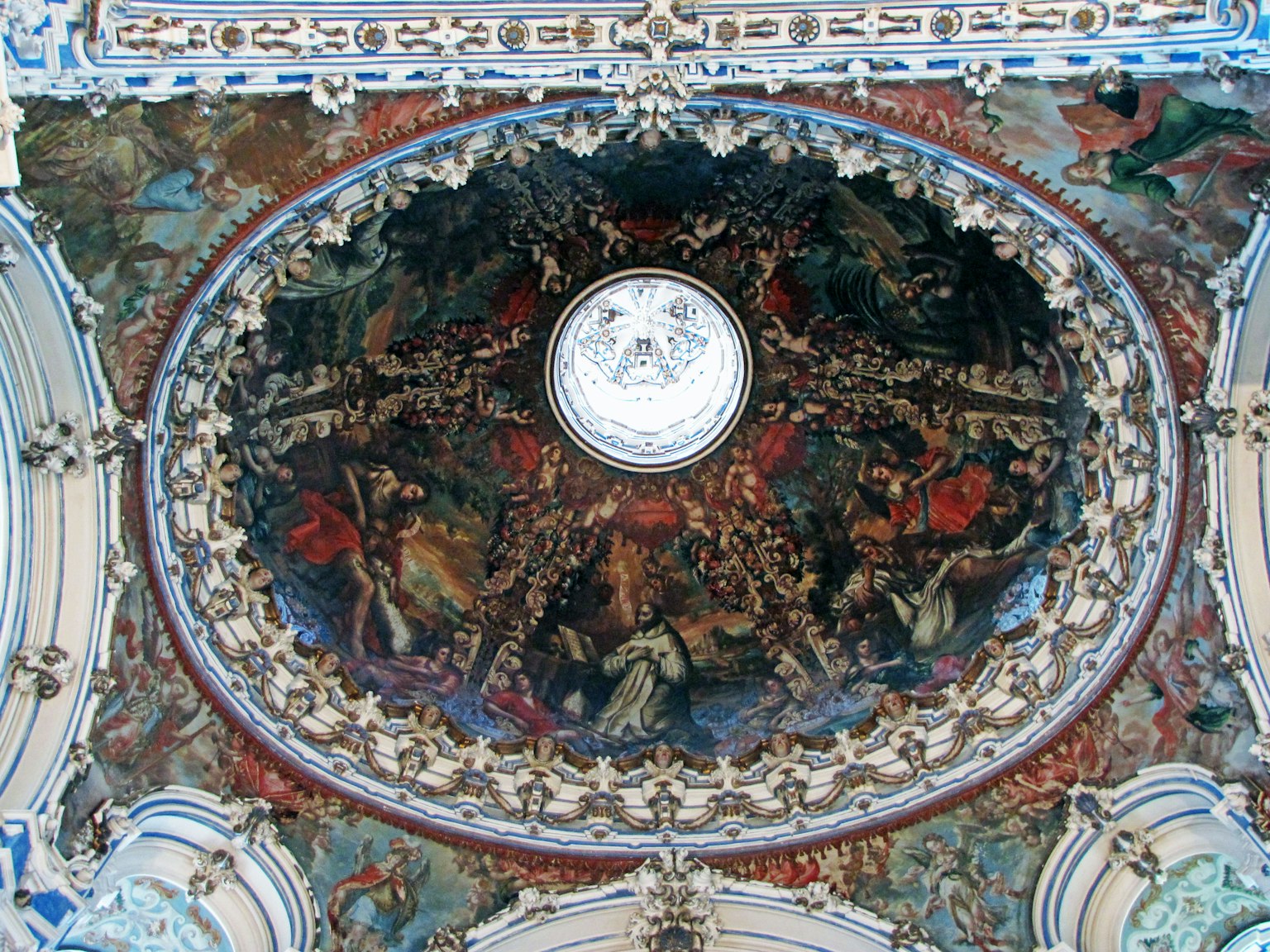 Techo ovalado ornamentado con frescos vibrantes y decoración circular central