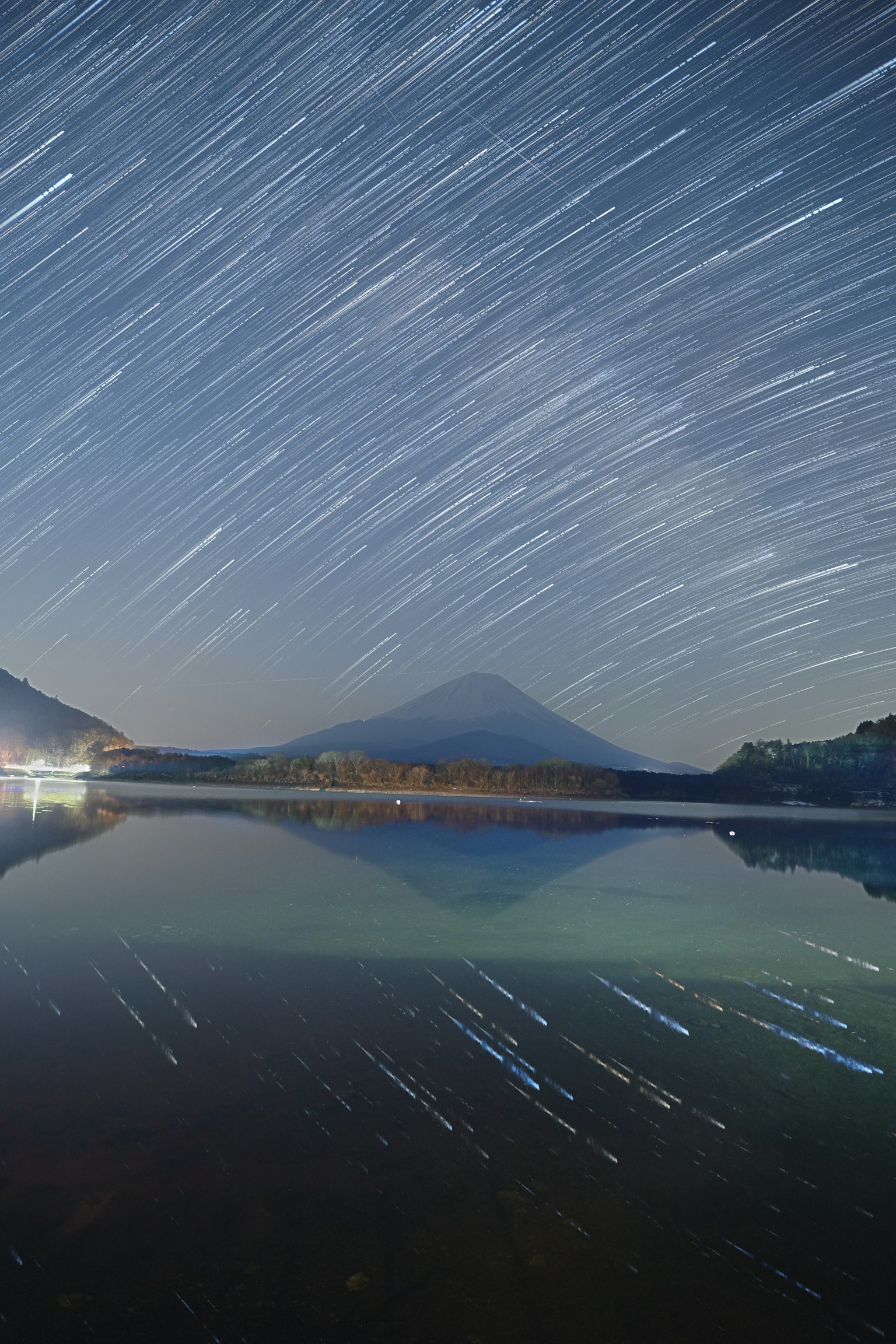 湖面上星軌與背景山脈