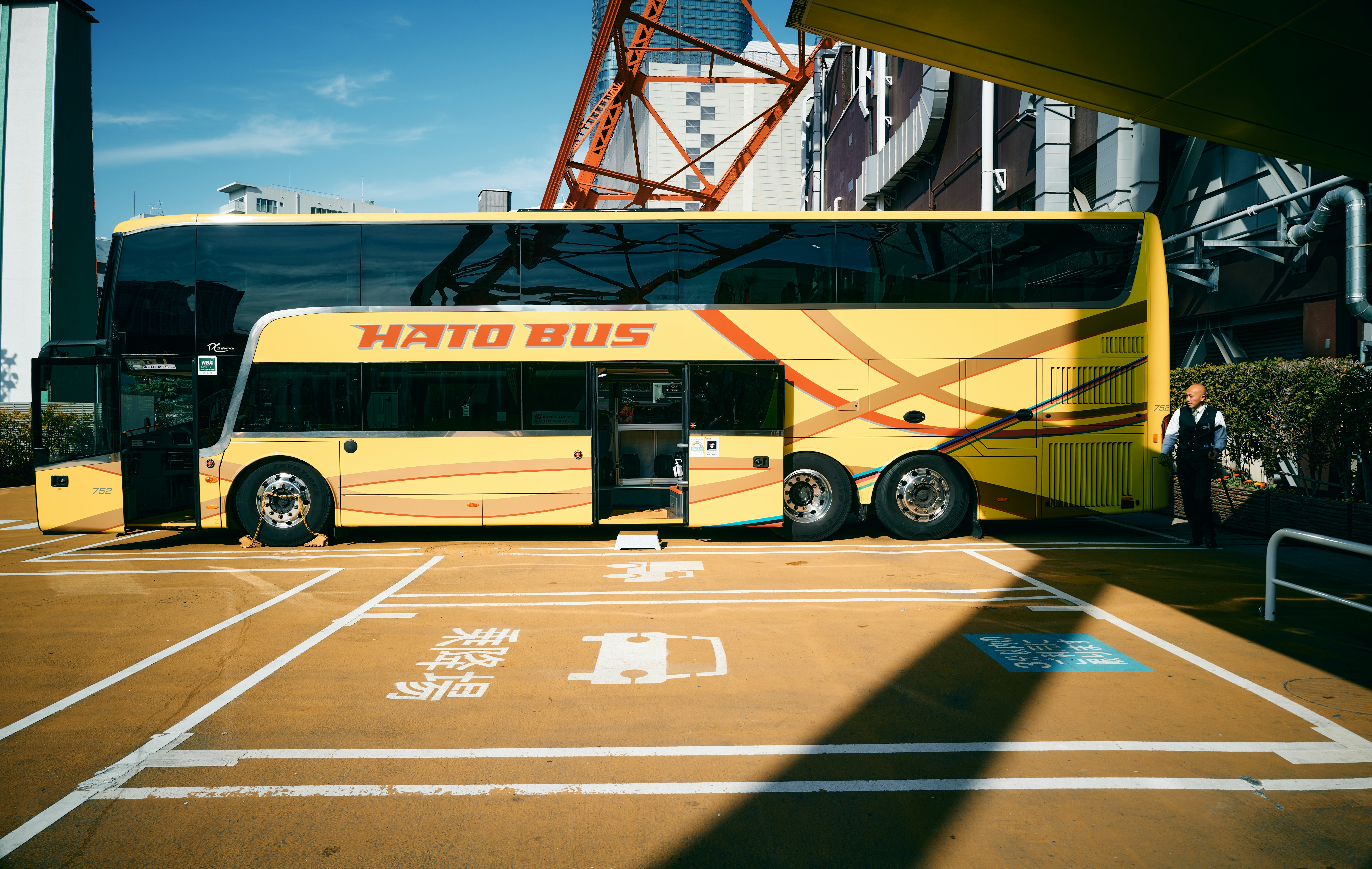 Xe buýt du lịch HATO BUS đậu trong bãi đỗ ngoài trời