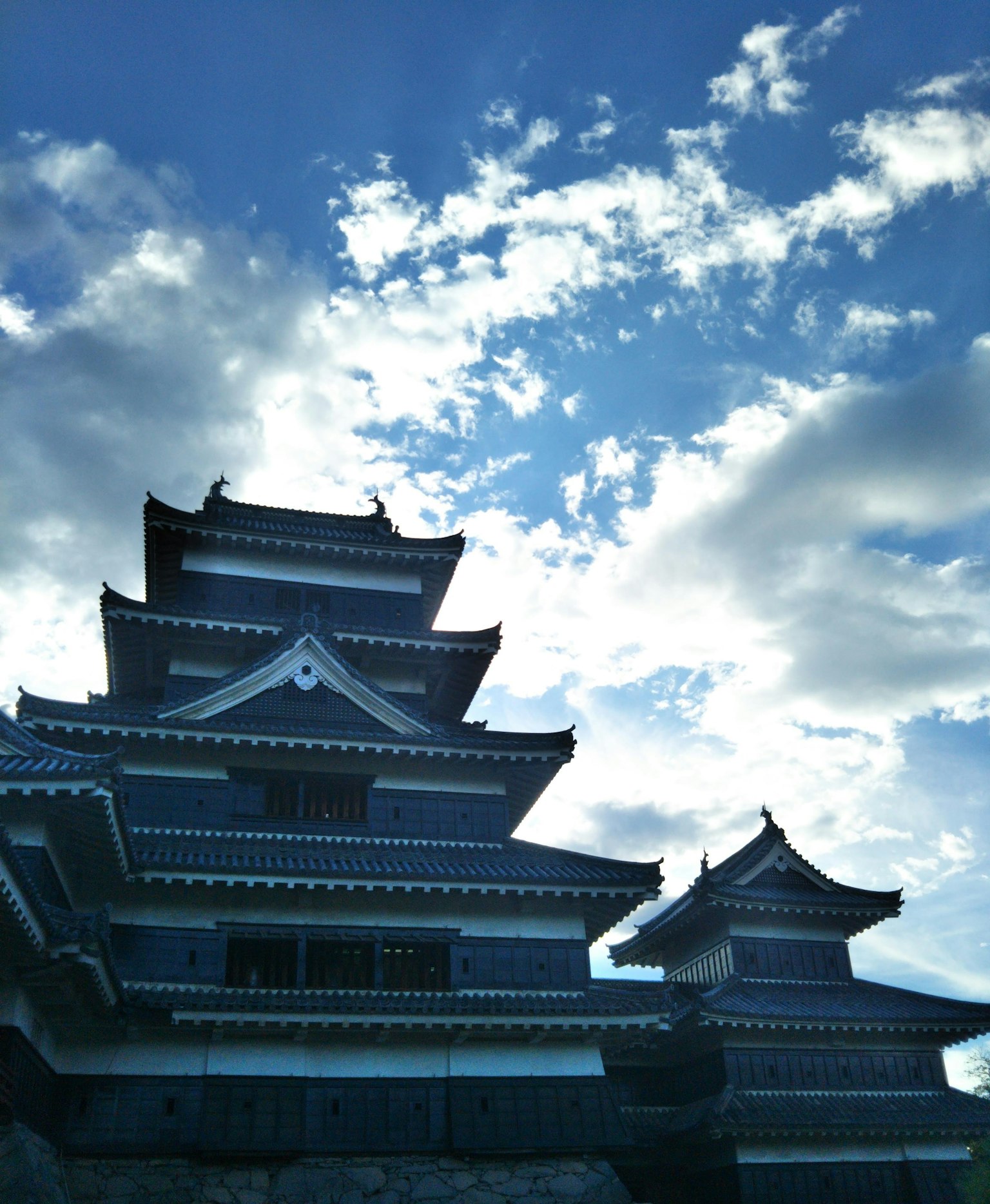 Silhouette d'un beau château japonais sous un ciel bleu