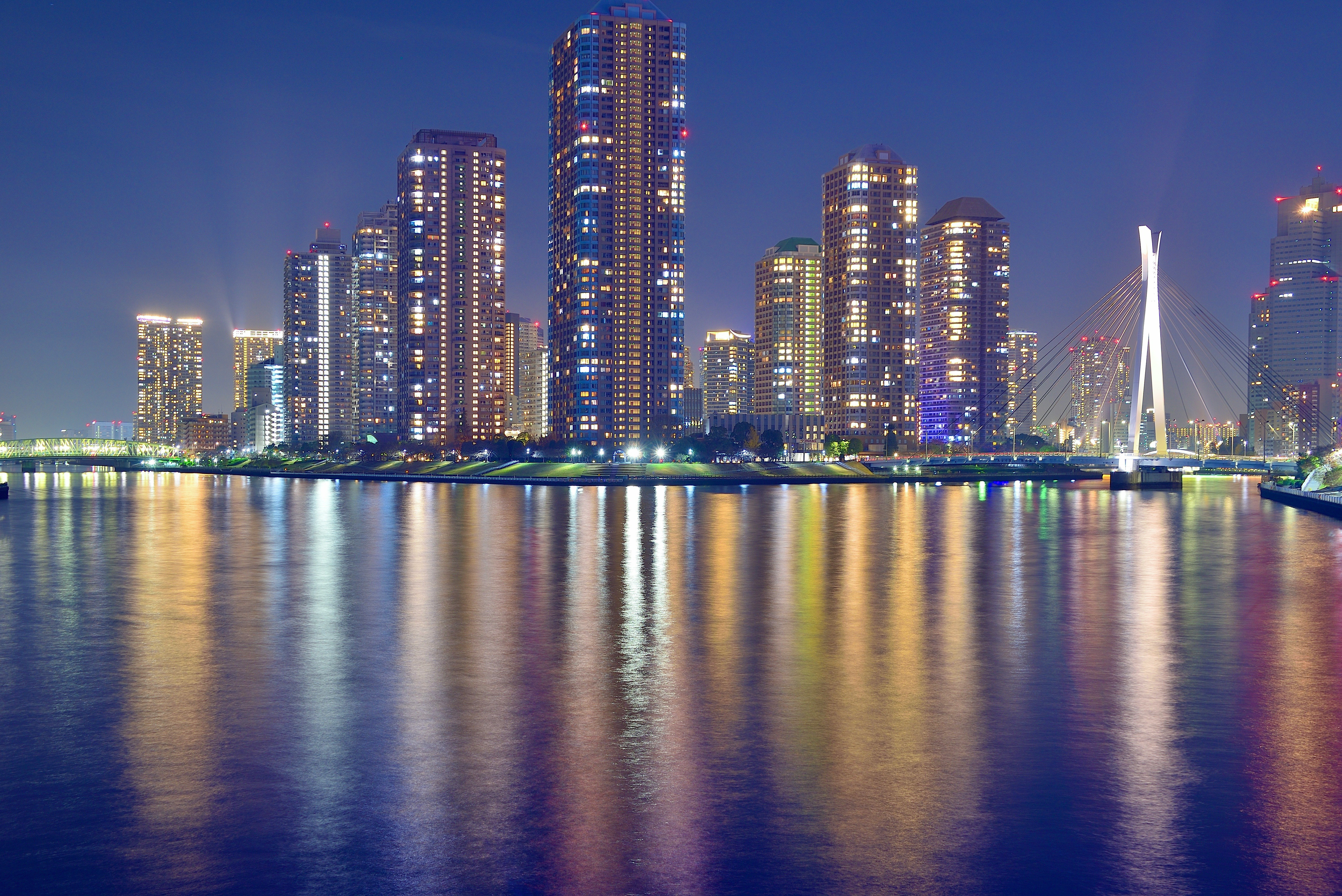 东京湾夜景与水面倒影的高楼群