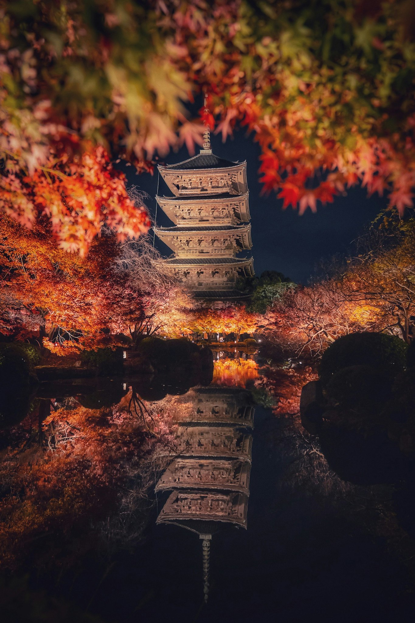 紅葉と東寺の五重塔のリフレクション