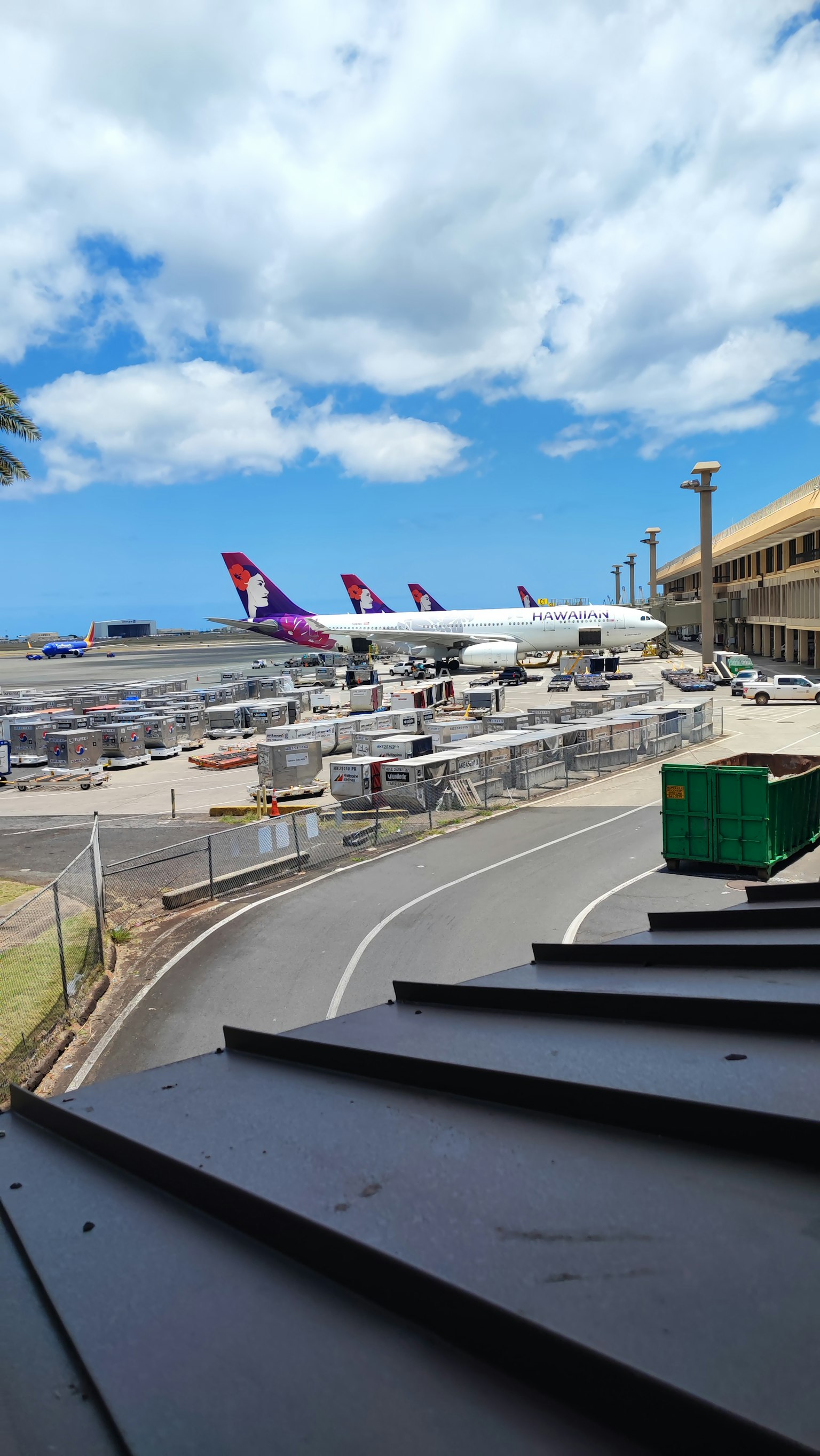 Vista della pista dell'aeroporto con aerei Hawaiian Airlines