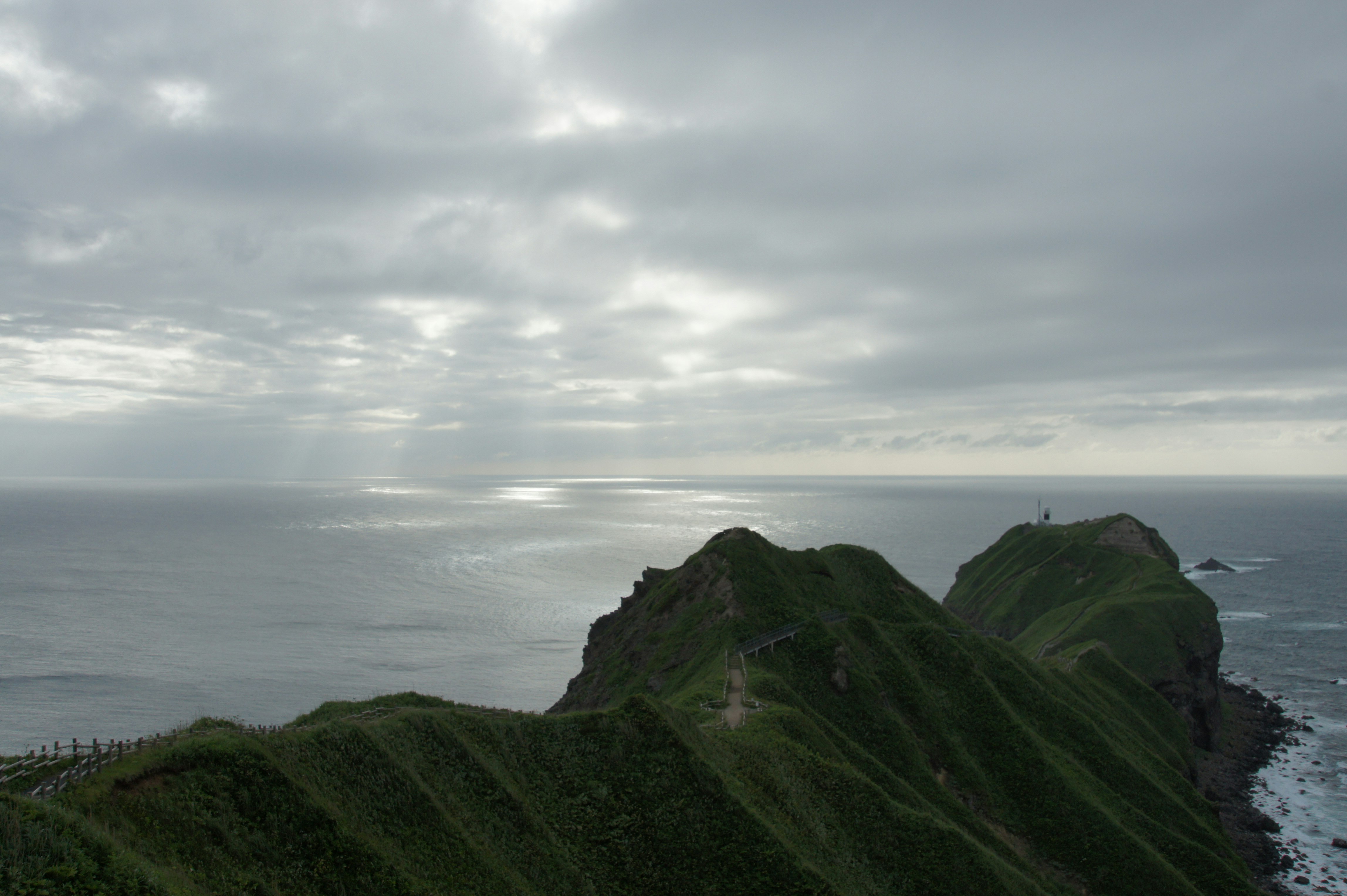 神威岬の海と断崖の稜線風景