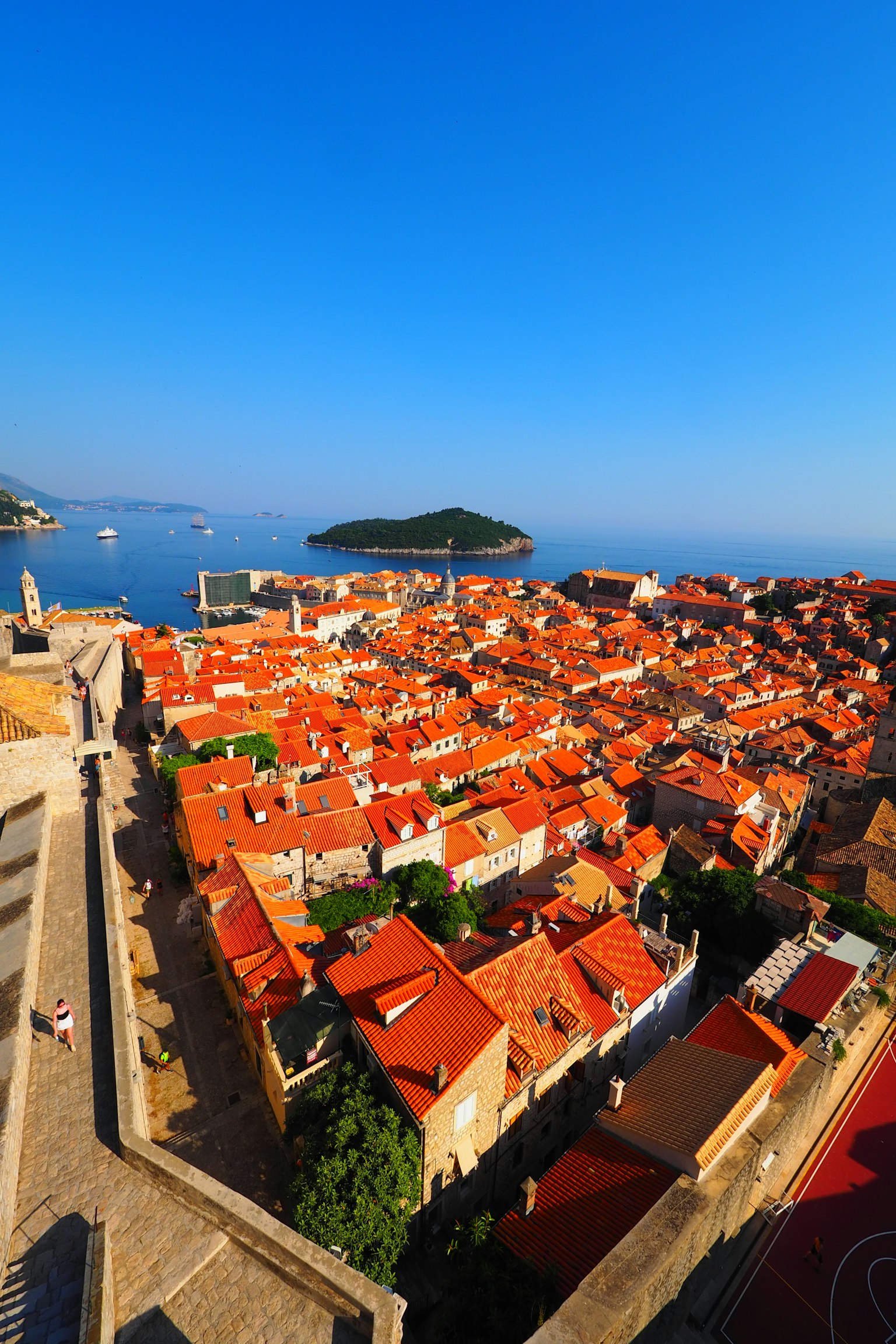 Vista panoramica della città vecchia di Dubrovnik con tetti rossi e mare blu