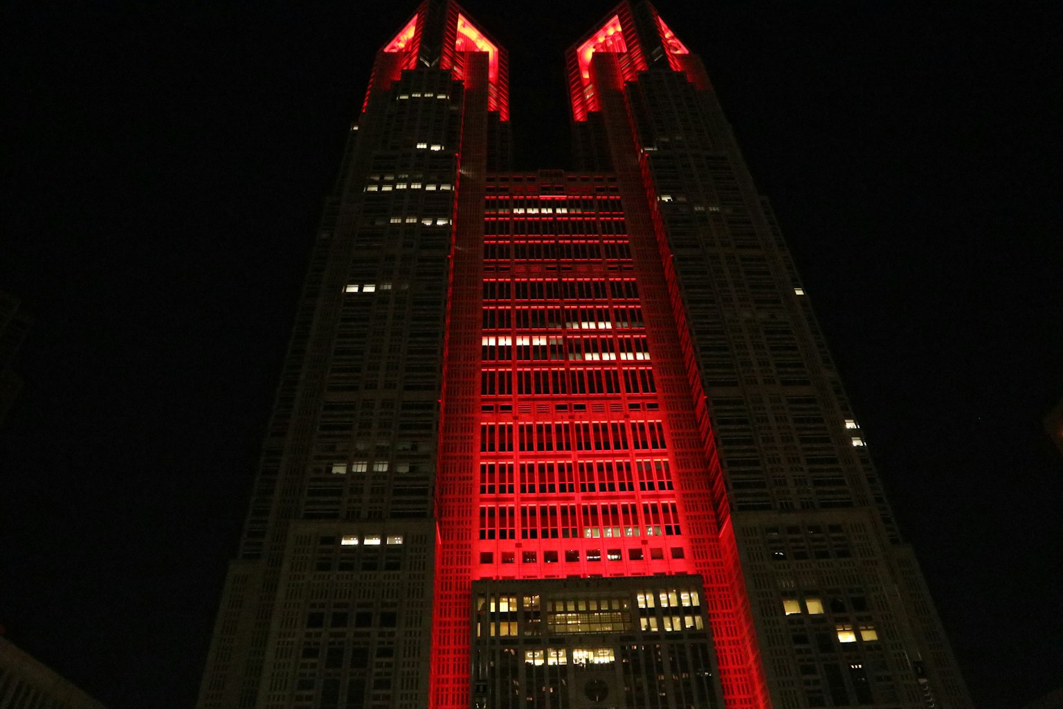 Gedung pencakar langit Tokyo yang diterangi merah di malam hari