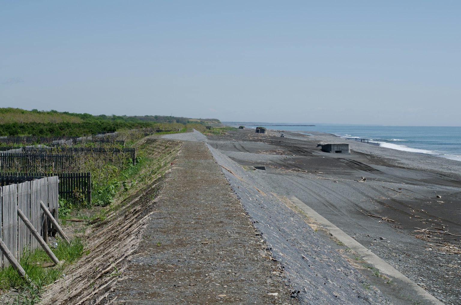 沿海岸线的碎石路和绿色草地