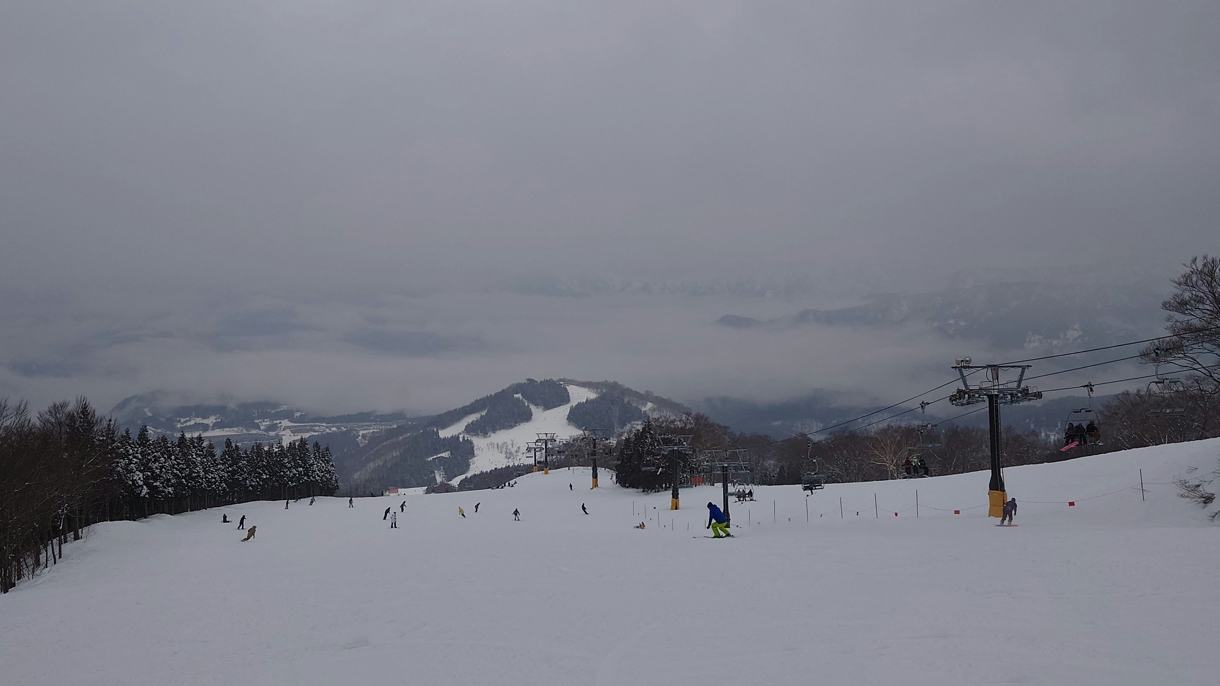 福井県のスキージャム勝山の雲海が広がるゲレンデの雪景色