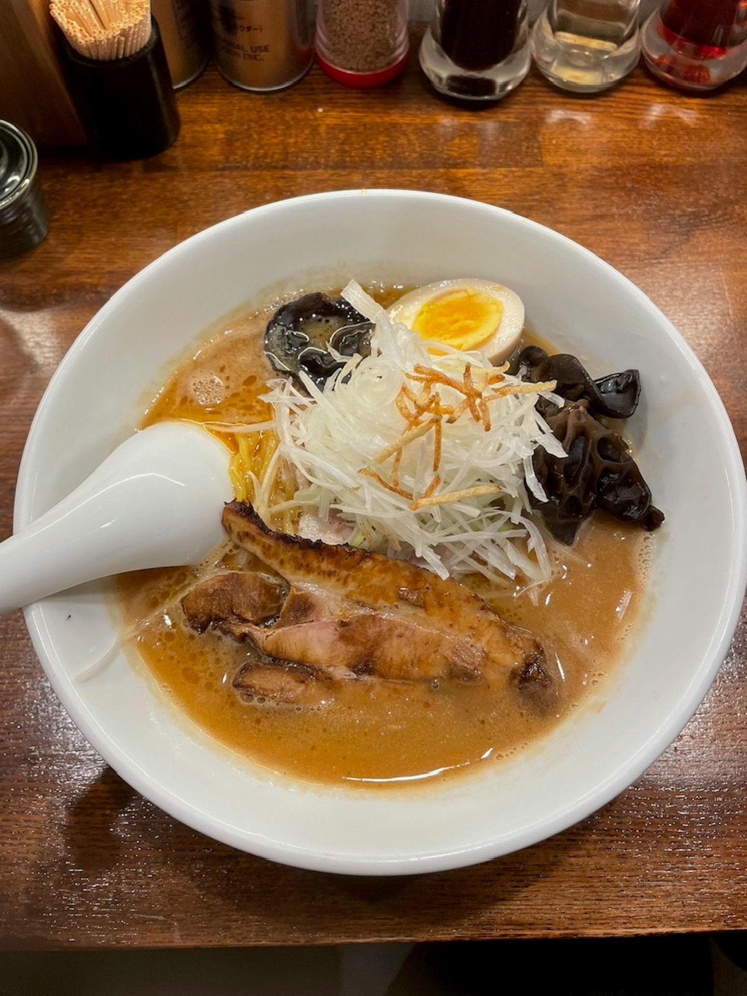 국물, 차슈, 반숙 계란, 숙주, 목이버섯이 있는 라면 그릇