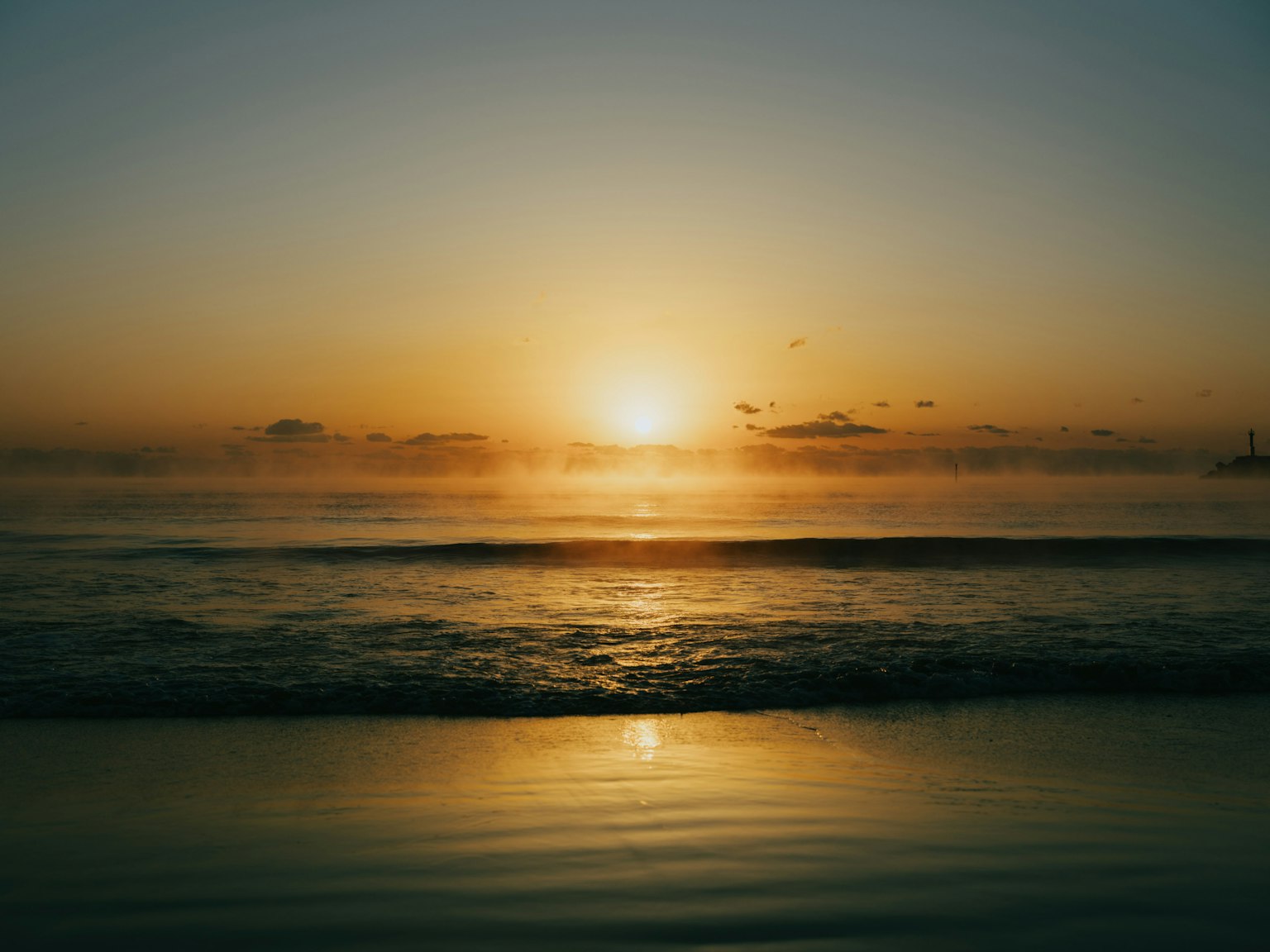 Magnifique lever de soleil sur l'horizon de l'océan