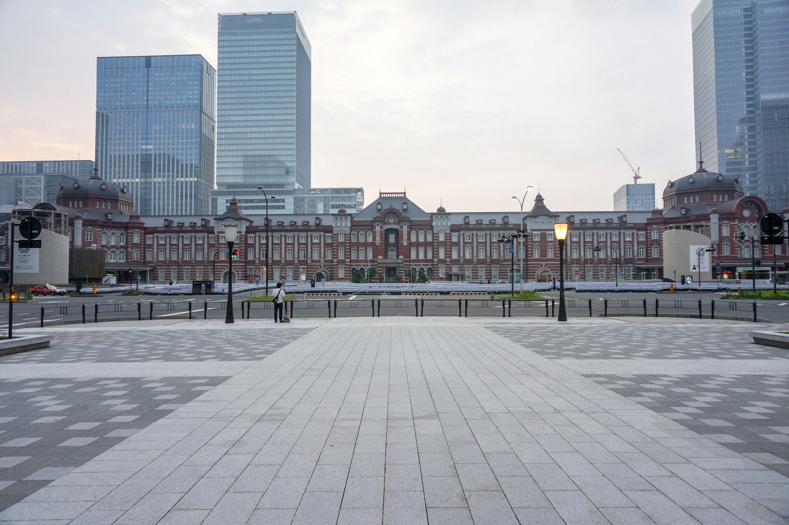 Vue du bâtiment historique de la gare de Tokyo avec des gratte-ciel modernes