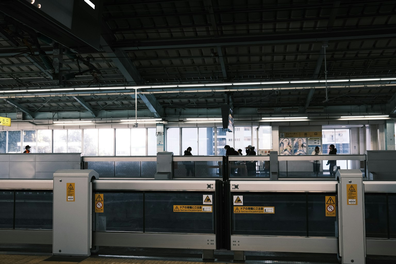 Vista de la entrada de una estación de tren con personas pasando