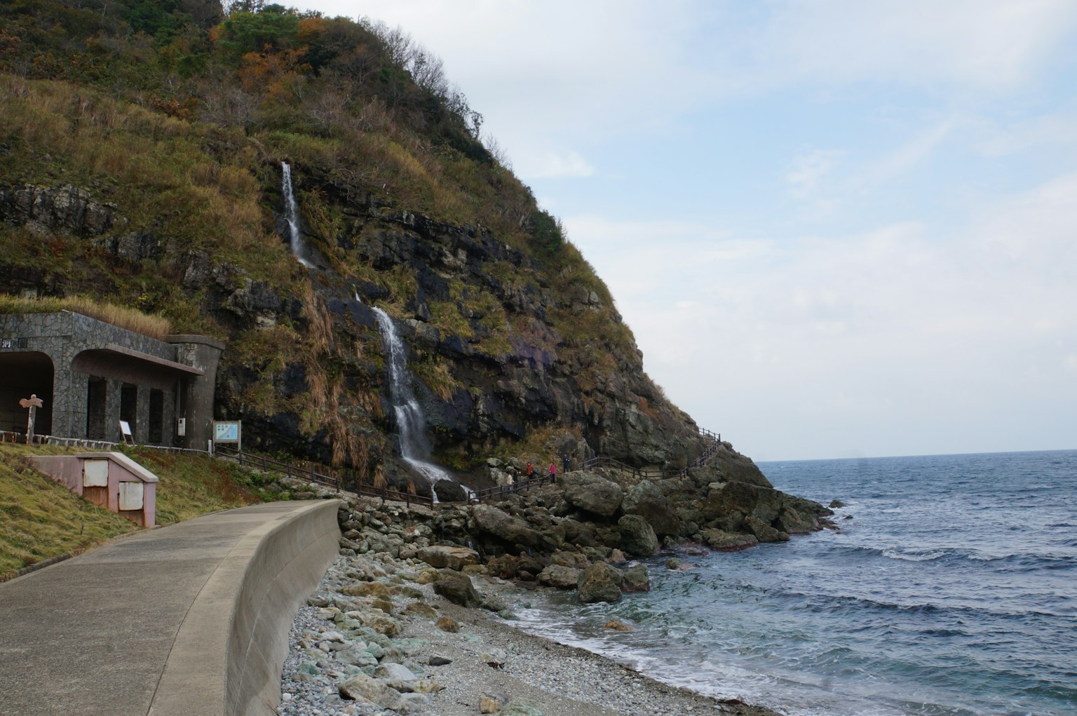 海岸风景，山坡上有瀑布流下