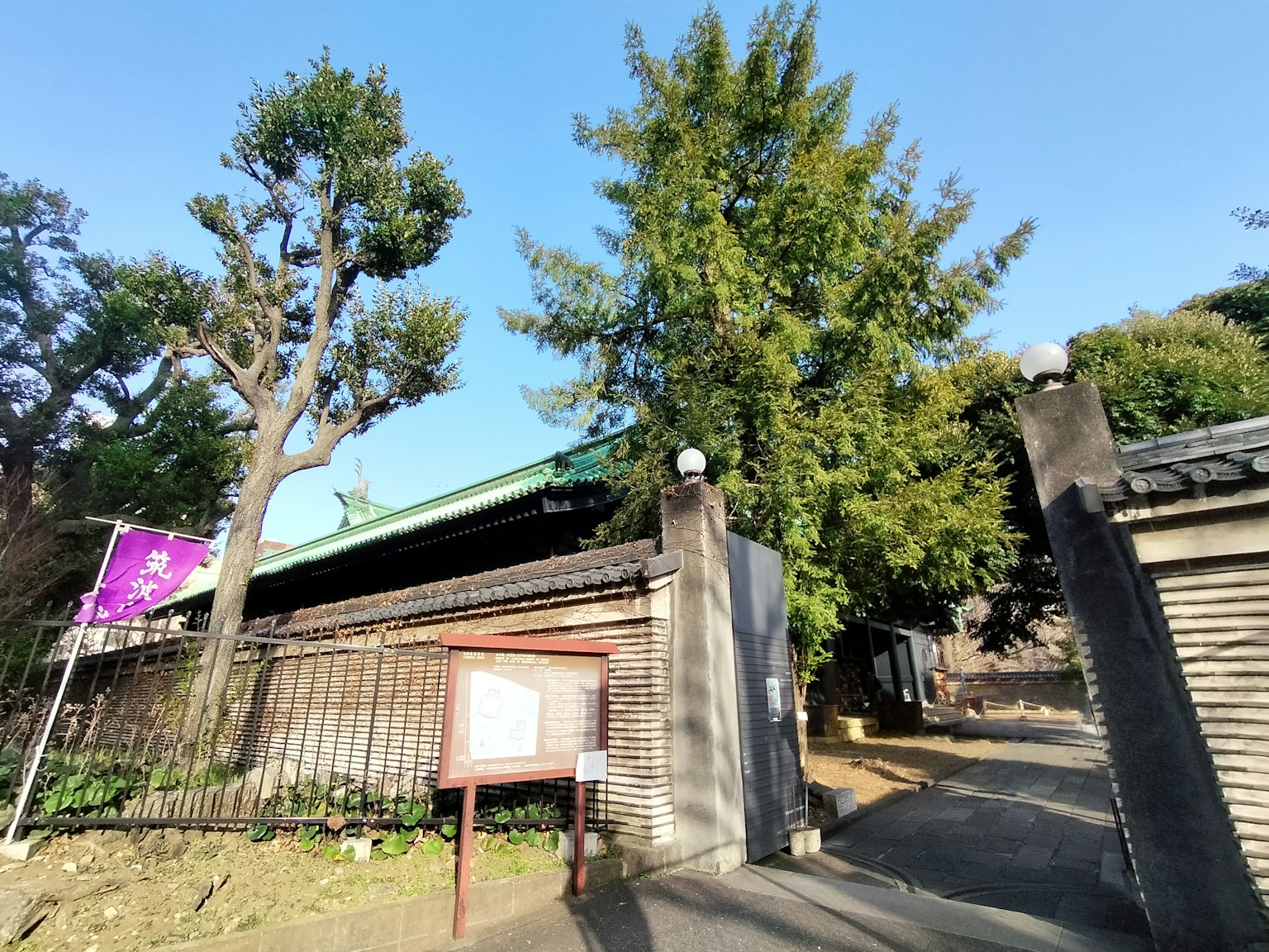 Ingresso di un tempio circondato da verde lussureggiante