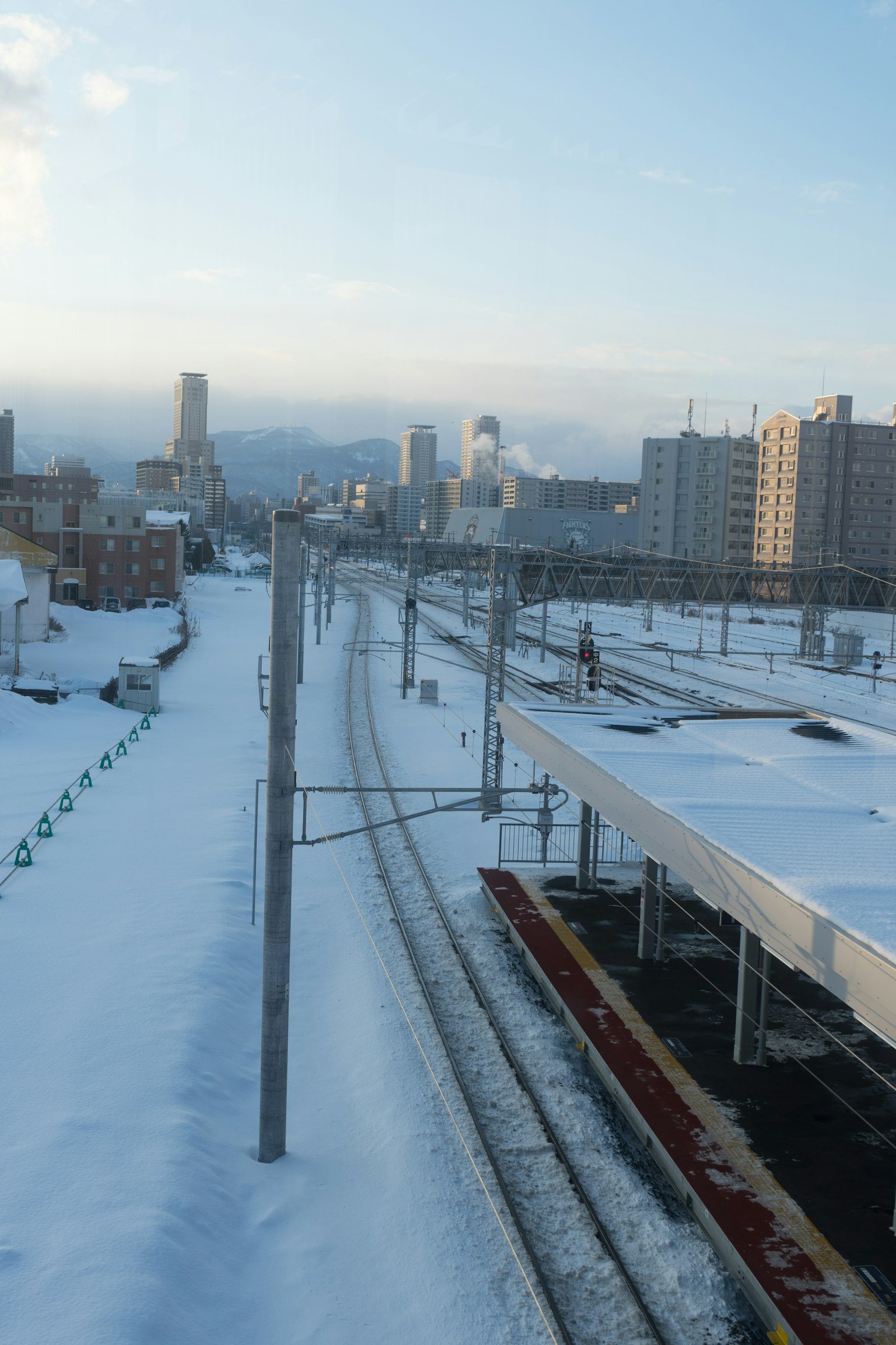 Paysage ferroviaire et station enneigés
