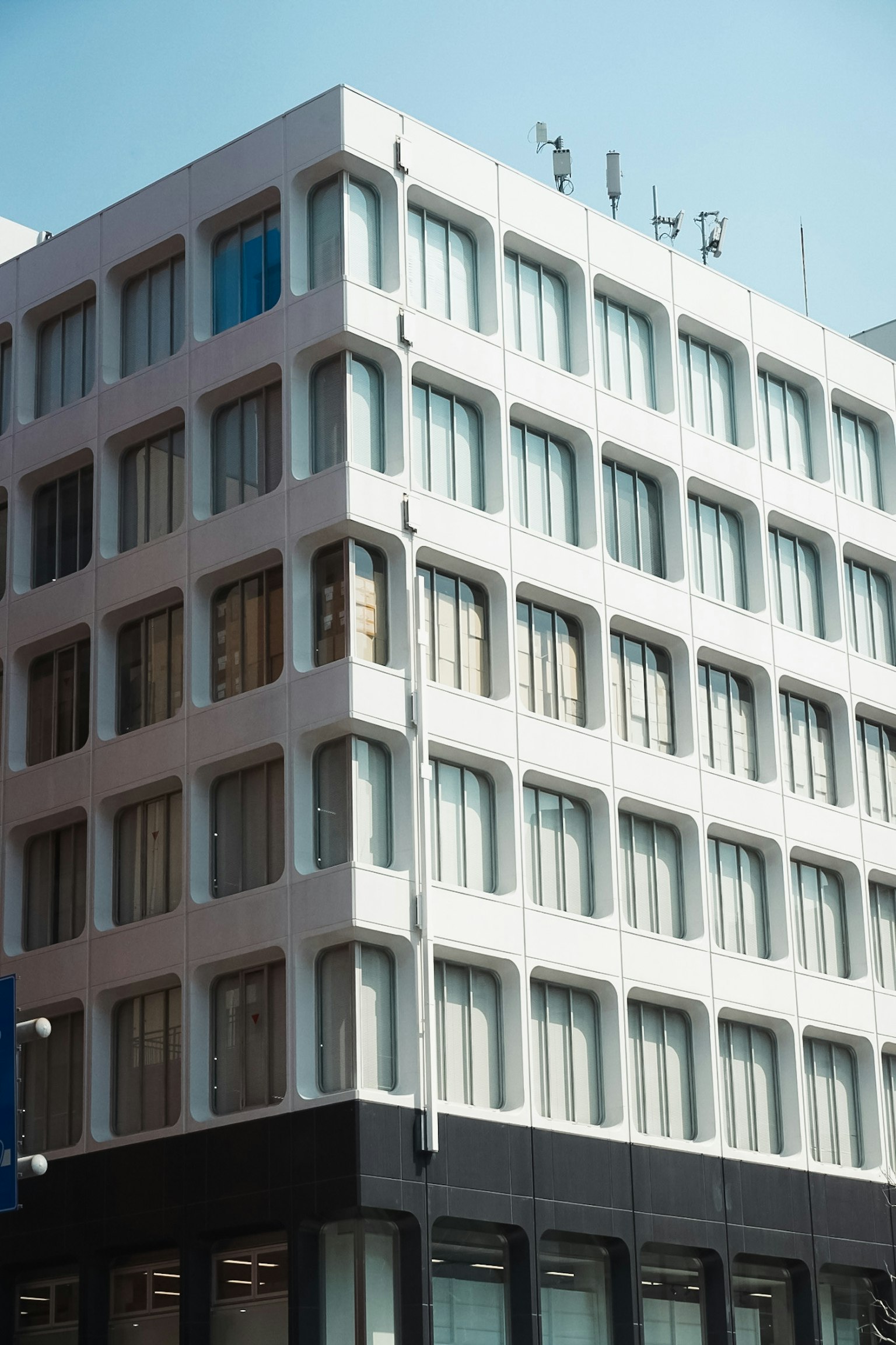 Primo piano di un edificio per uffici con facciata bianca e finestre disposte uniformemente