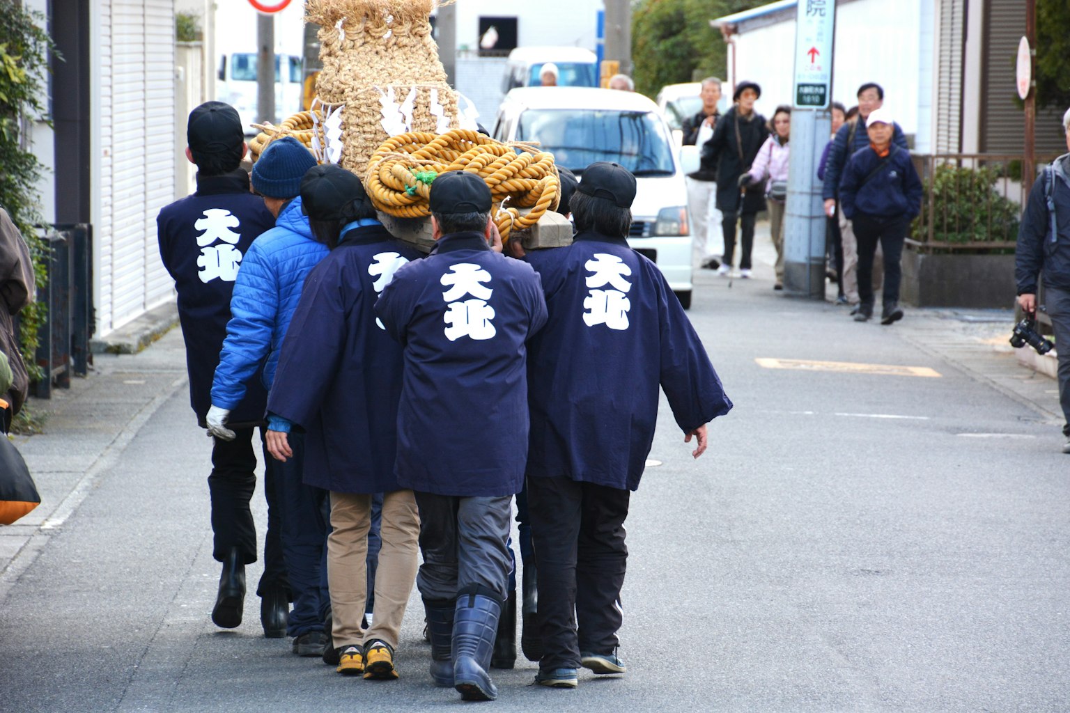 Grupo de personas con ropa tradicional caminando por una calle