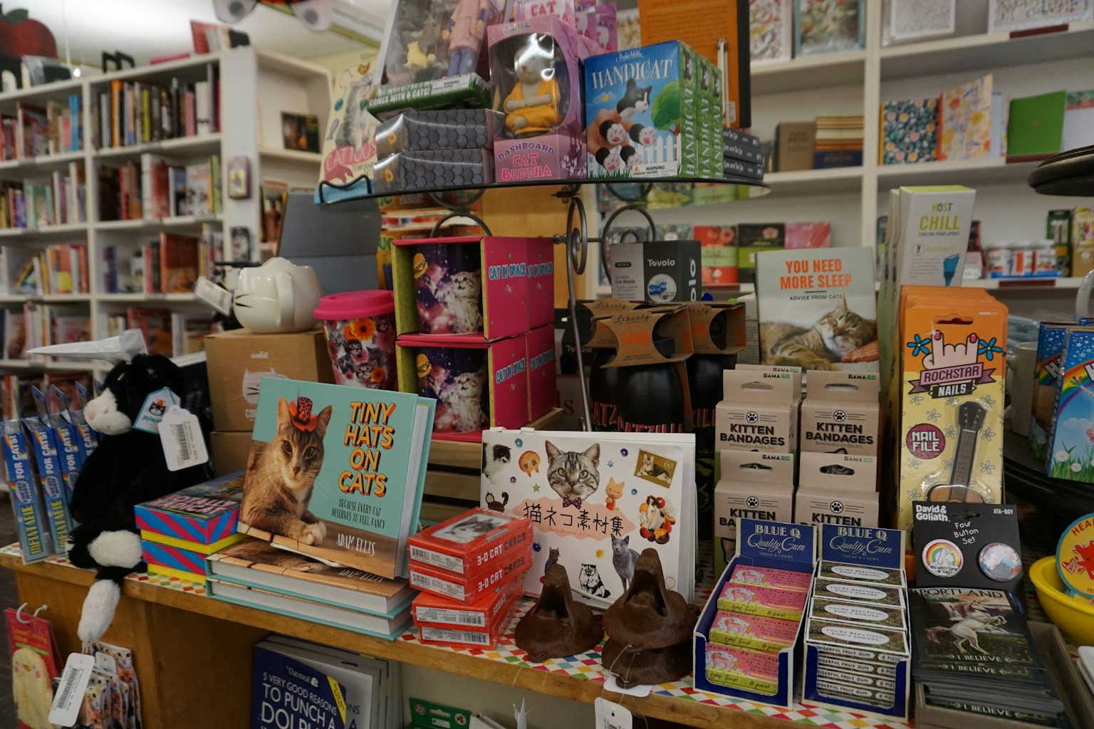 書店櫃檯上堆放著書籍和玩具的生動場景