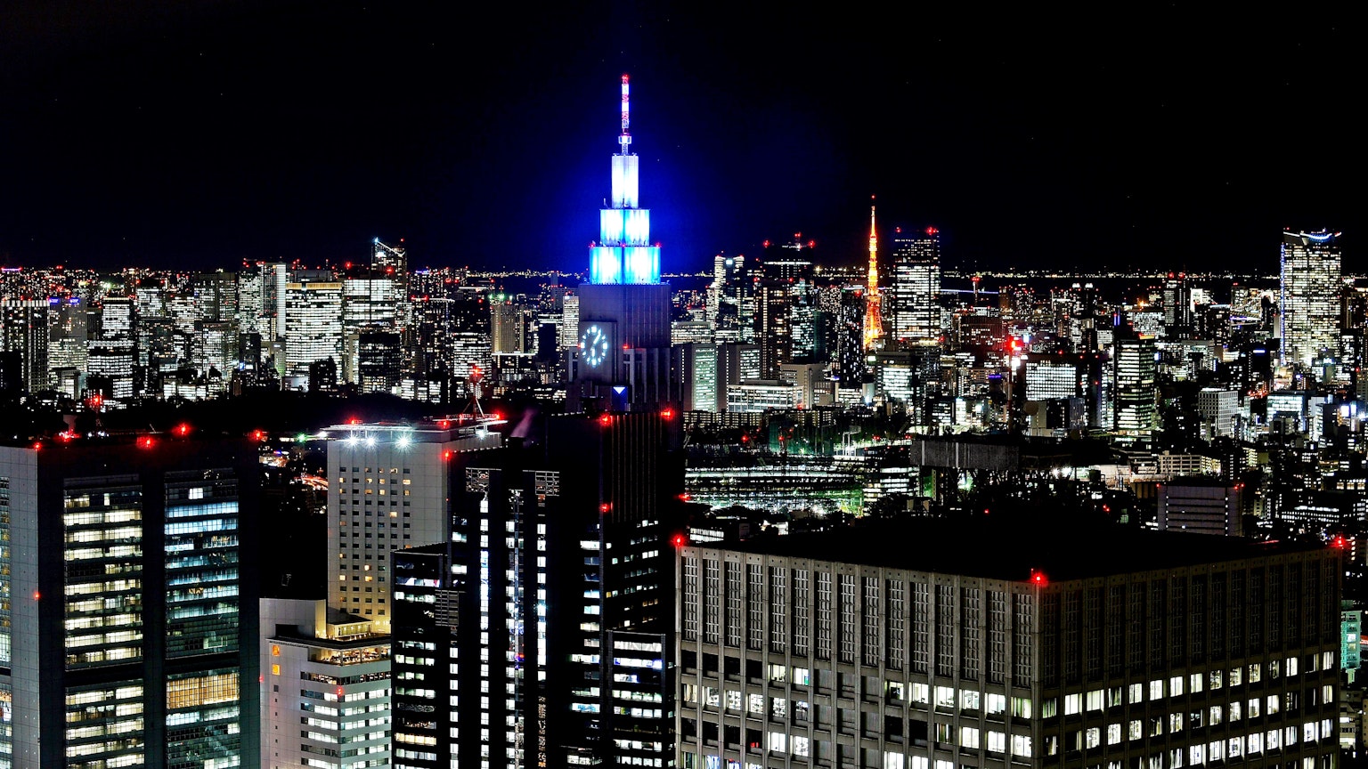 Skyline di Tokyo di notte con il Tokyo Skytree illuminato di blu