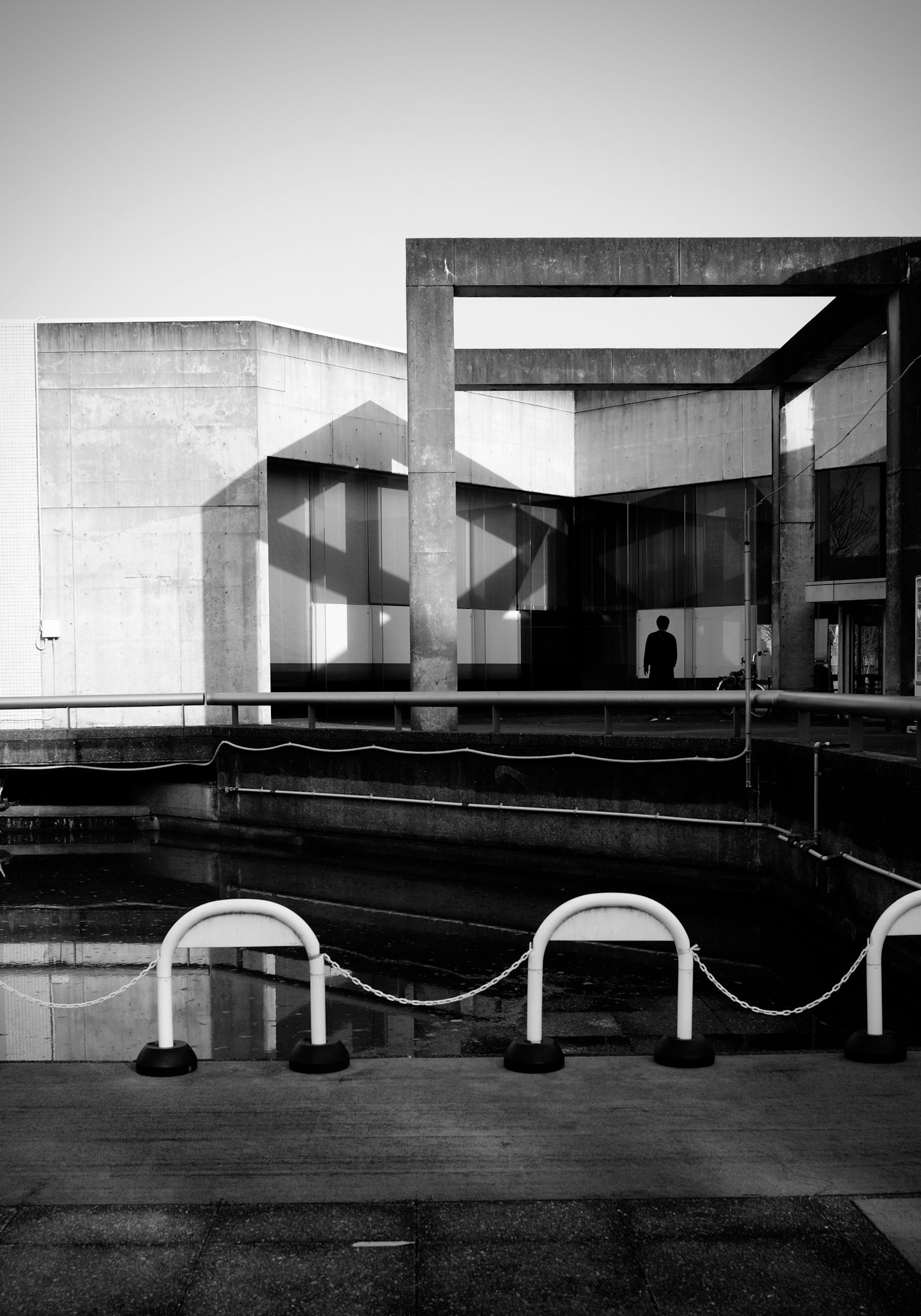 Architettura moderna con ombre incrociate in bianco e nero
