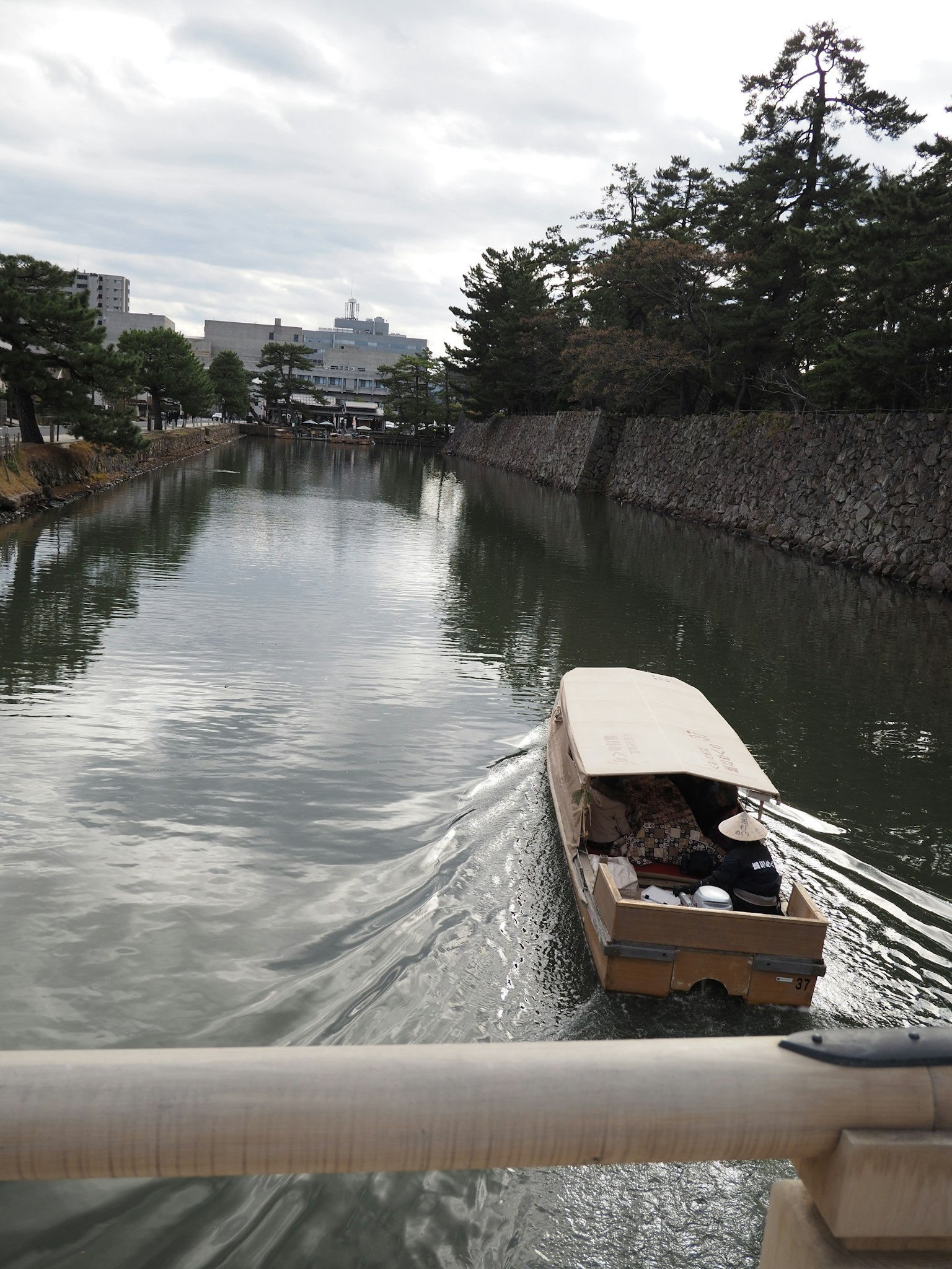 Un petit bateau naviguant sur un cours d'eau tranquille entouré de verdure