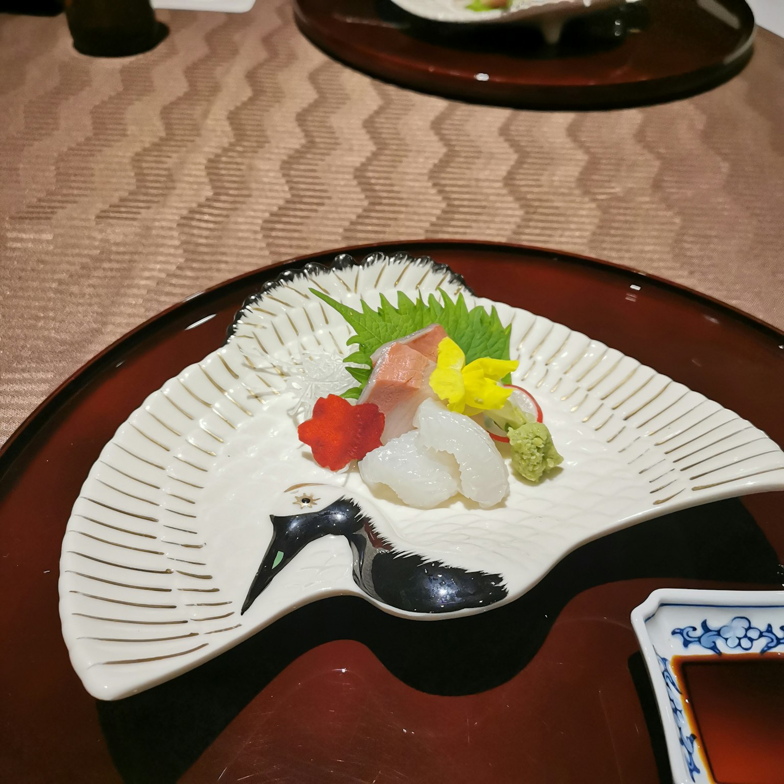 美丽的日本盘子上摆放着新鲜的生鱼片和多彩的配菜