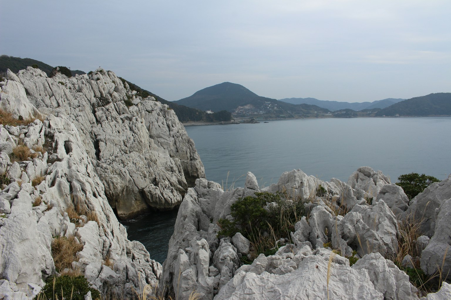 Vue panoramique des falaises blanches et de la mer calme