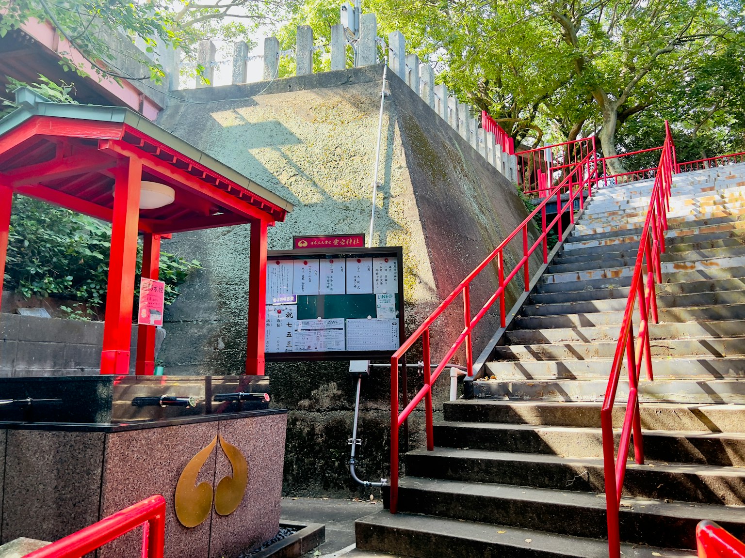 一個視角，展示紅色扶手的樓梯和神社入口