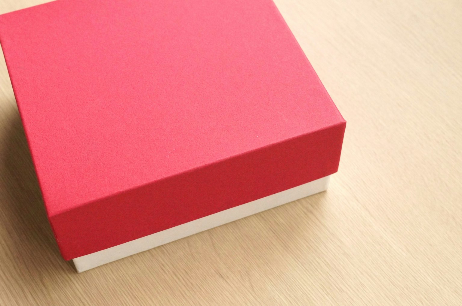 Diseño simple de una caja roja con base blanca