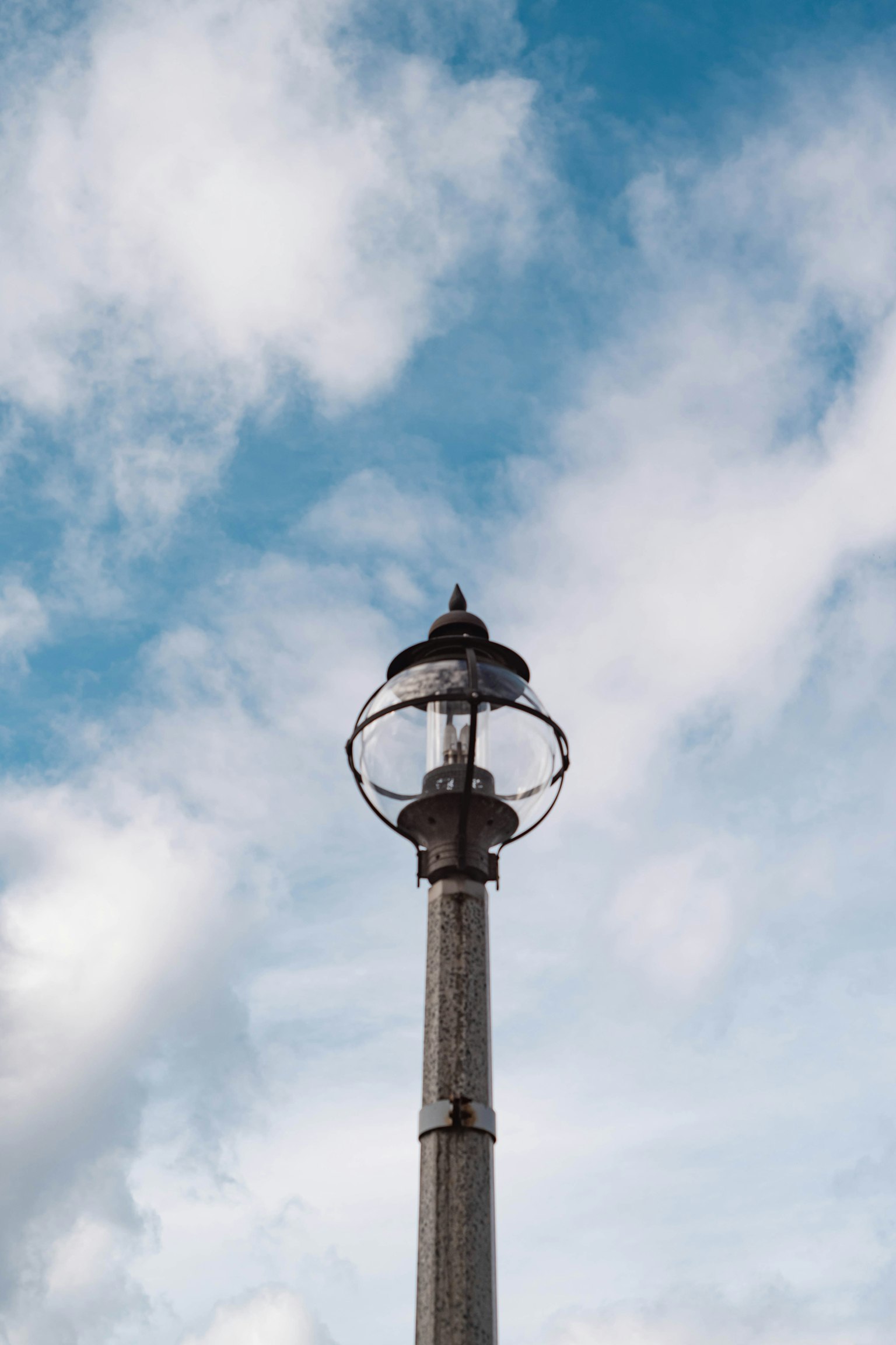 Leuchtturm vor blauem Himmel mit Wolken