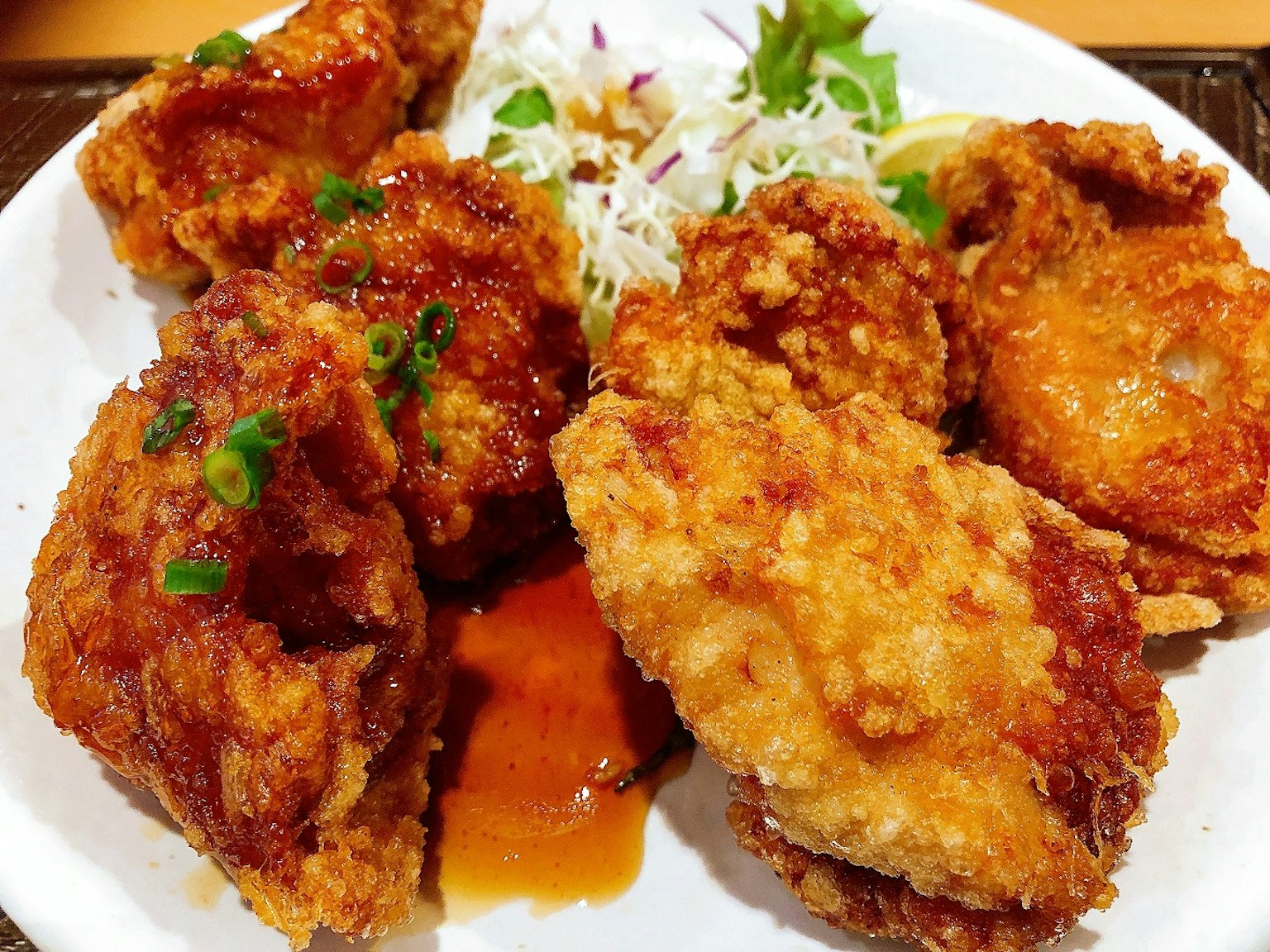 Teller mit knusprigem Brathähnchen, serviert mit Salat und Sauce