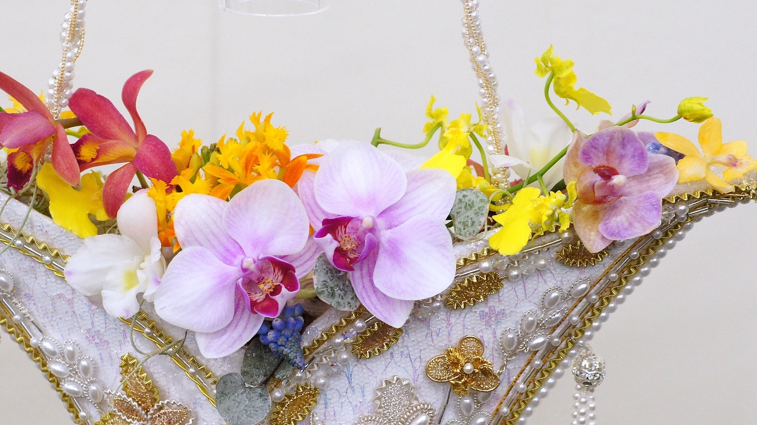 Schönes Dekorationsstück mit lebhaften Blumen geschmückt