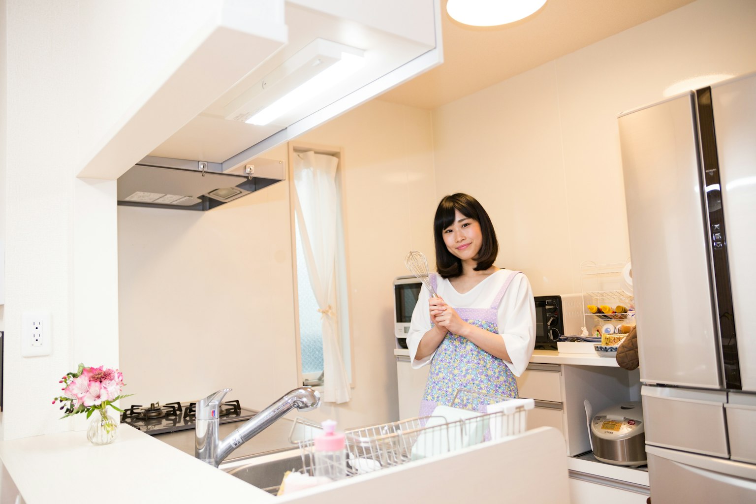 Mujer cocinando en una cocina luminosa