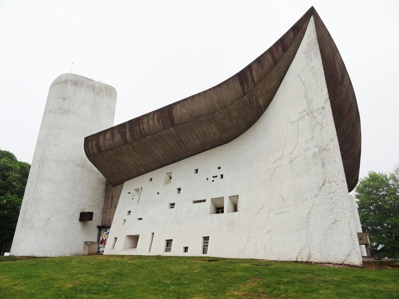 具有獨特曲線的白色建築和綠色草坪