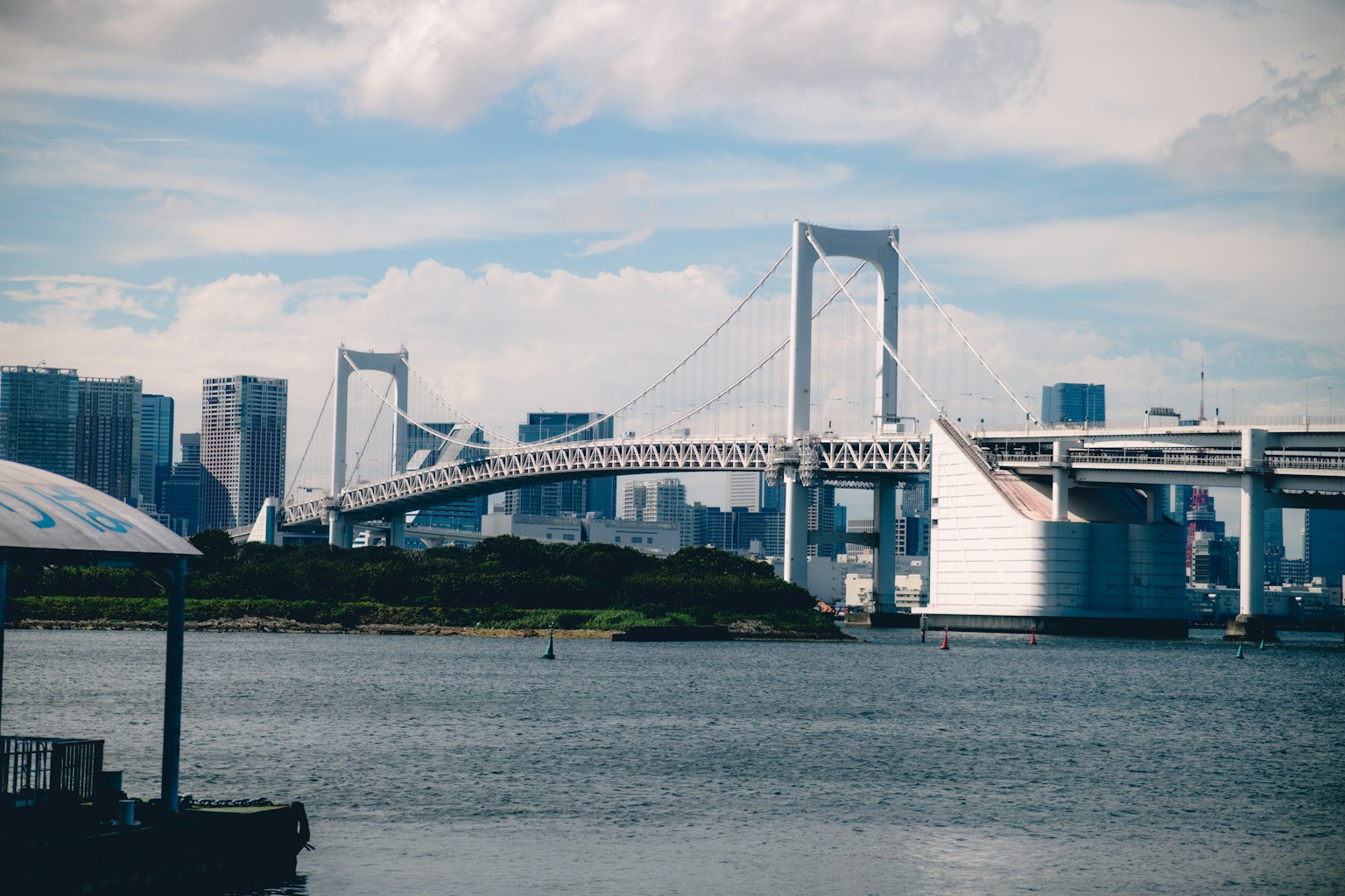 横跨东京湾的彩虹桥美景