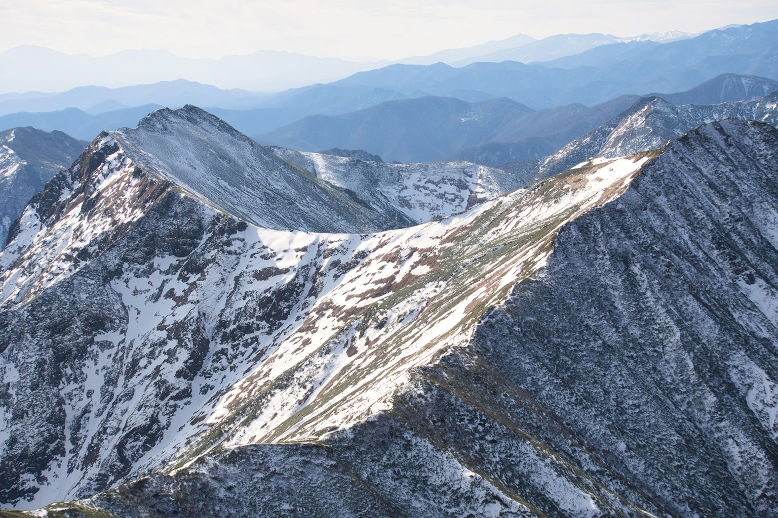 被雪覆盖的山峰与蓝天