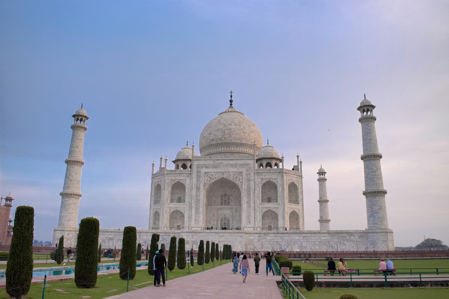 Taj Mahal Struktur aus weißem Marmor umgeben von grünen Gärten