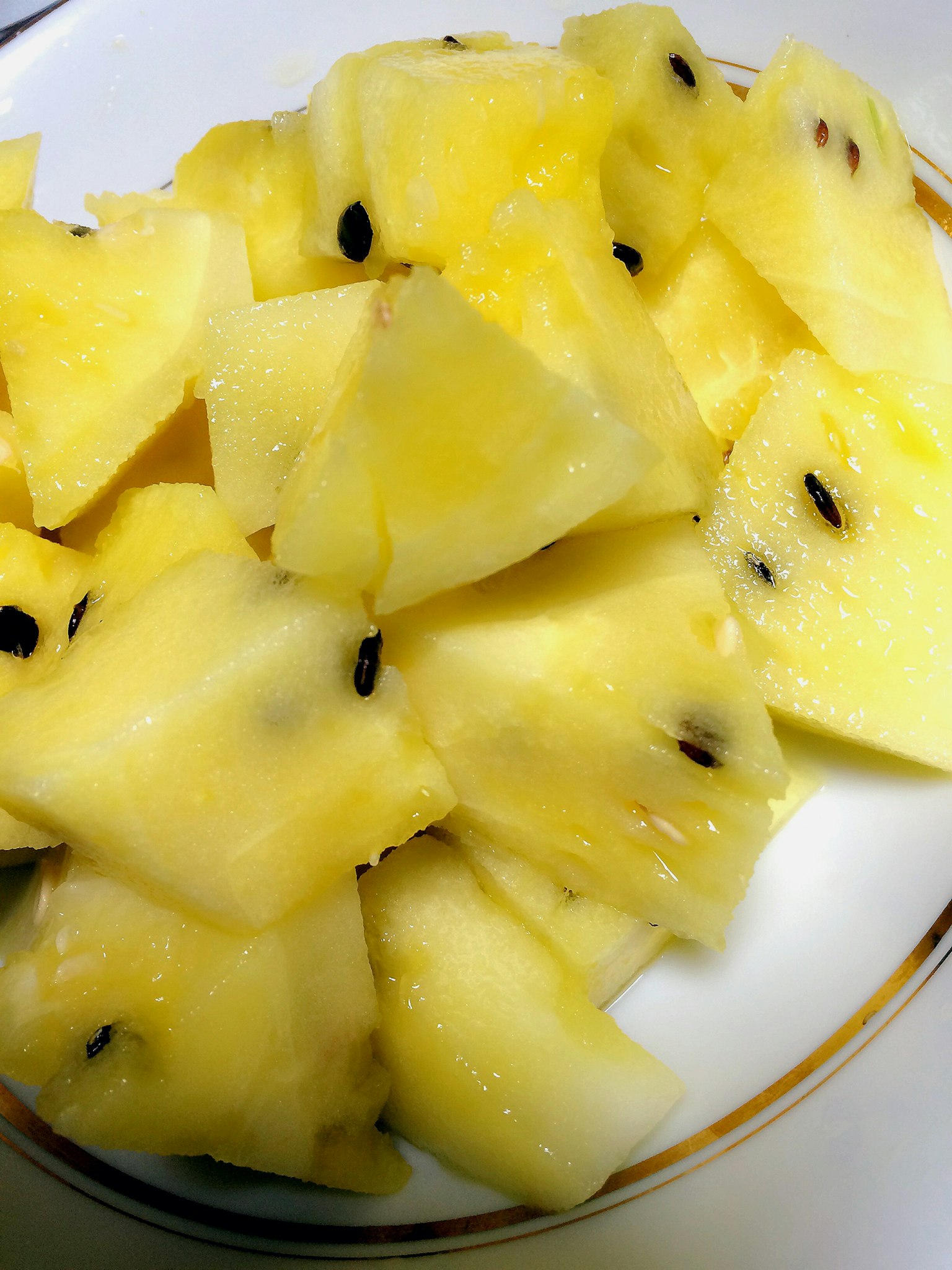 Potongan nanas kuning dalam piring