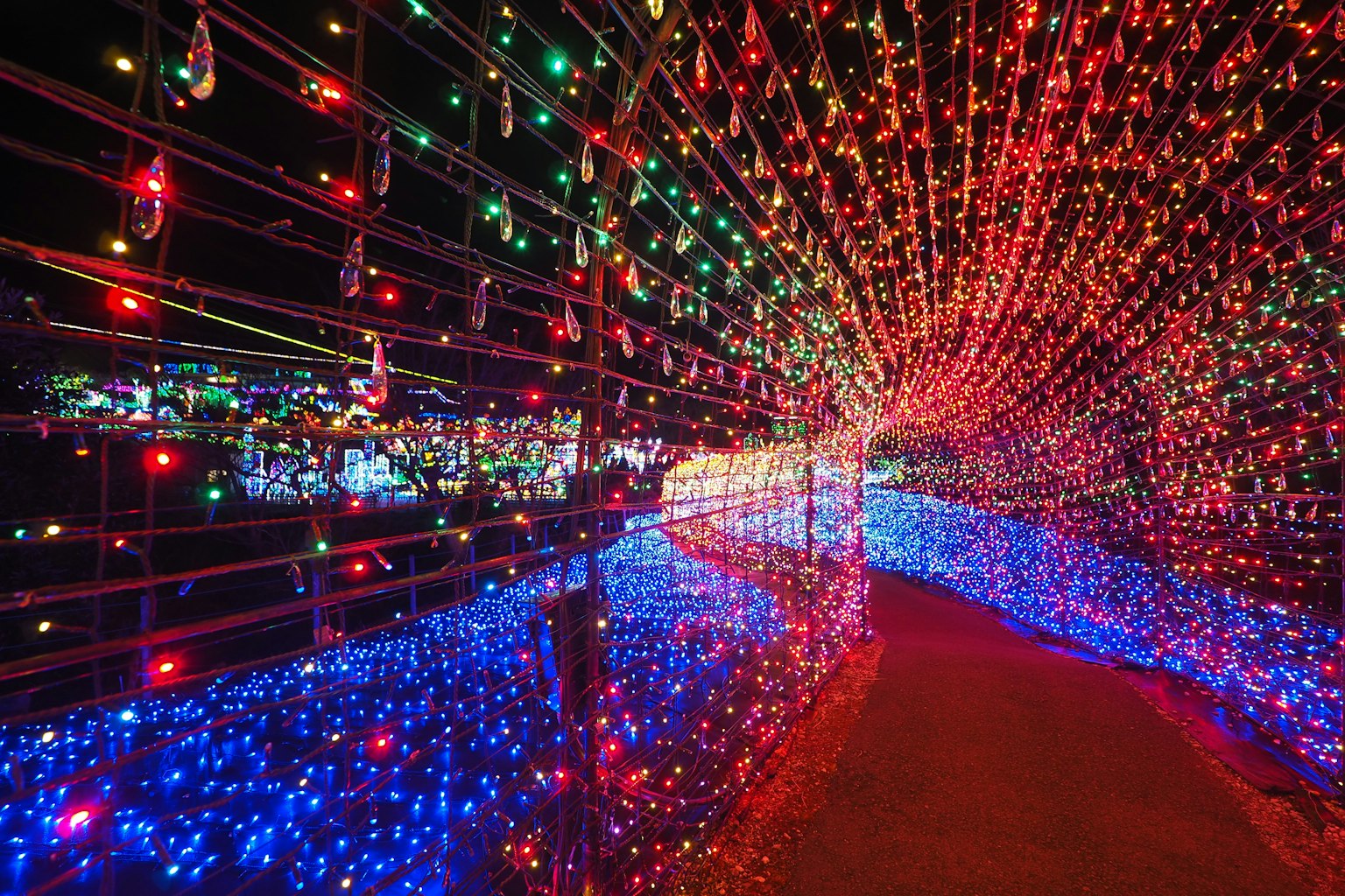 อุโมงค์ไฟสีสันในตอนกลางคืน