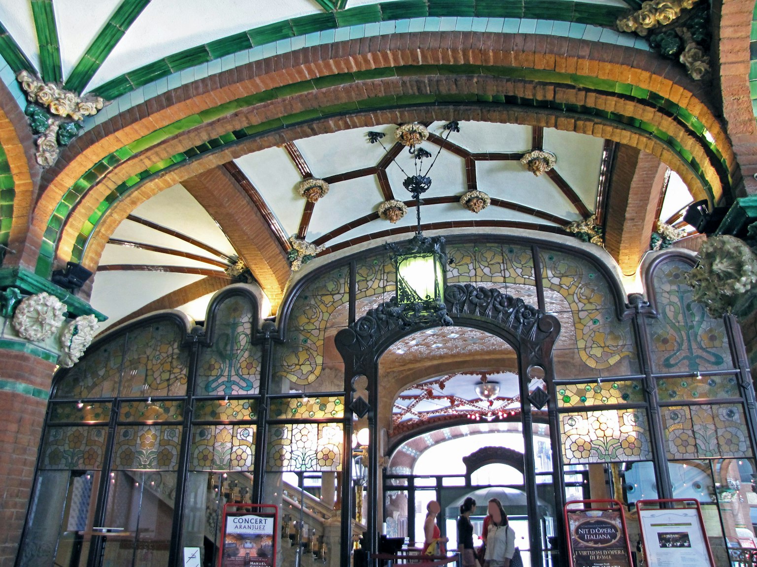 Ingresso di un edificio storico con belle decorazioni e soffitto a volta