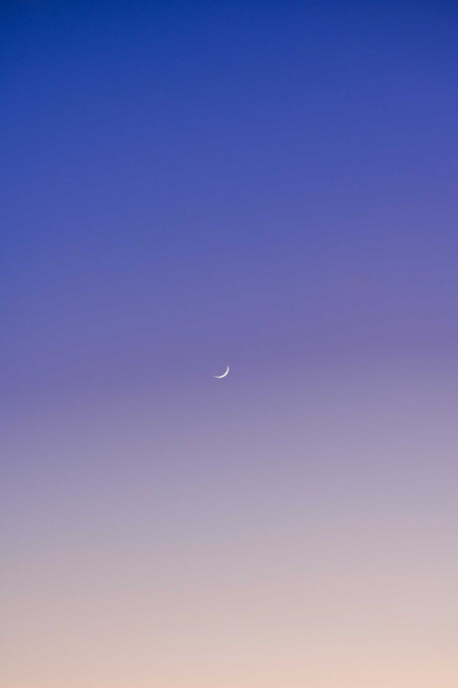 黄昏天空中的小新月