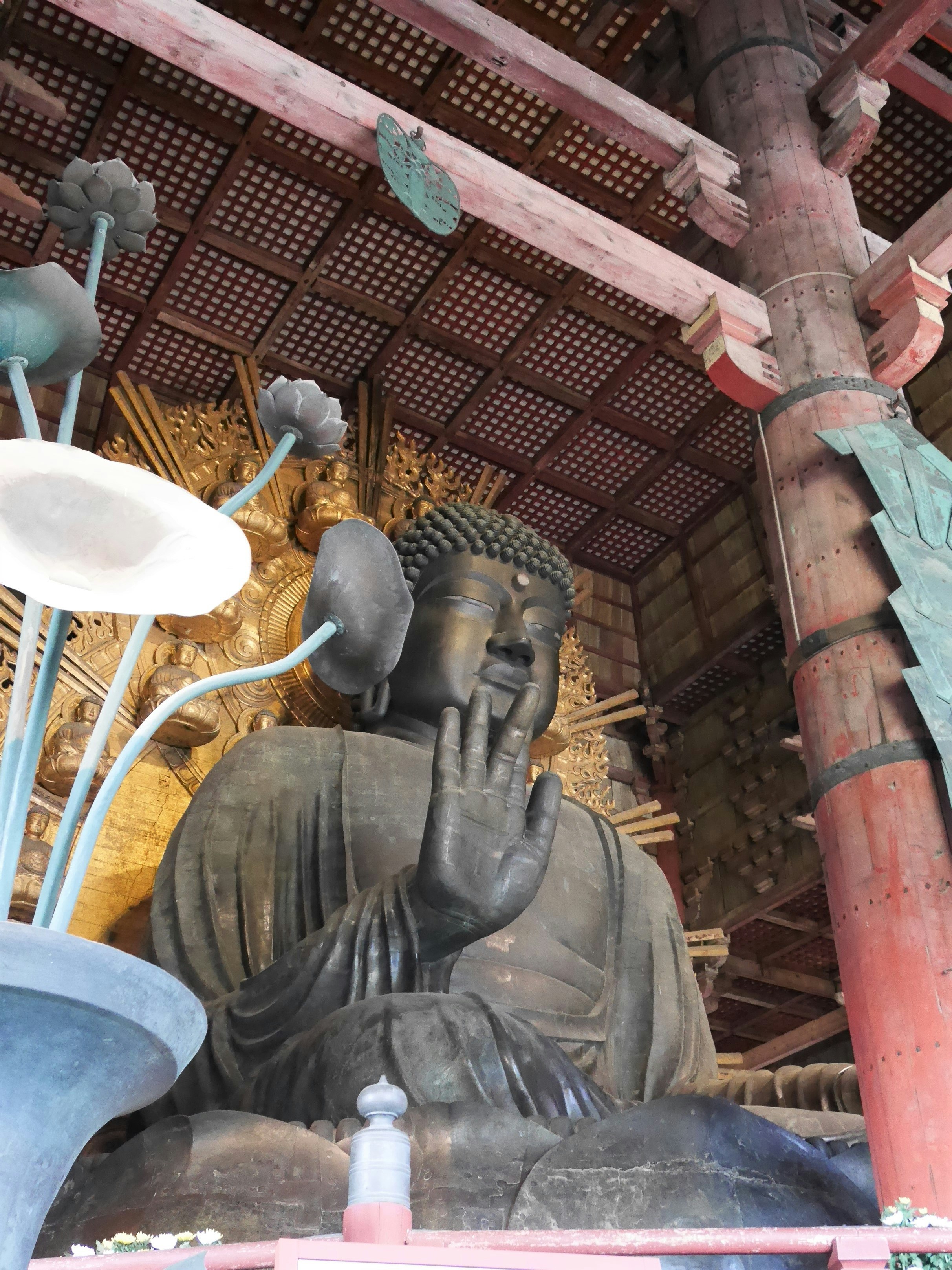 Statue de Bouddha et poutres du plafond du temple